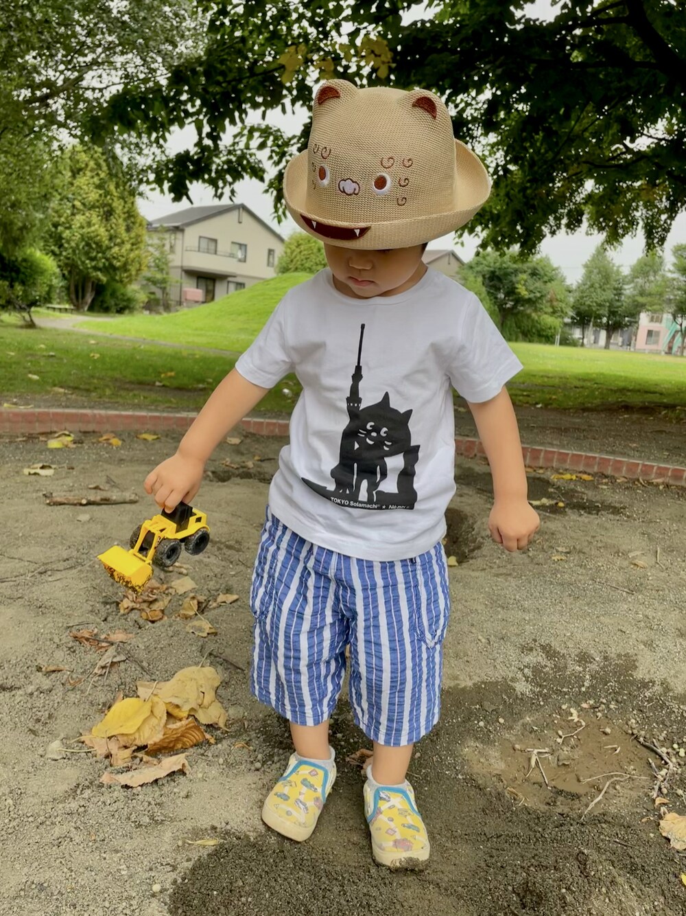 「夏コーデ、にゃー、砂場遊び、ストライプパンツ」｜「ネ・ネットのアイテム（Tシャツ/カットソー、ホワイト系）」を使った、れいはるさん（キッズ・90cm）の夏コーディネートの1枚目の写真