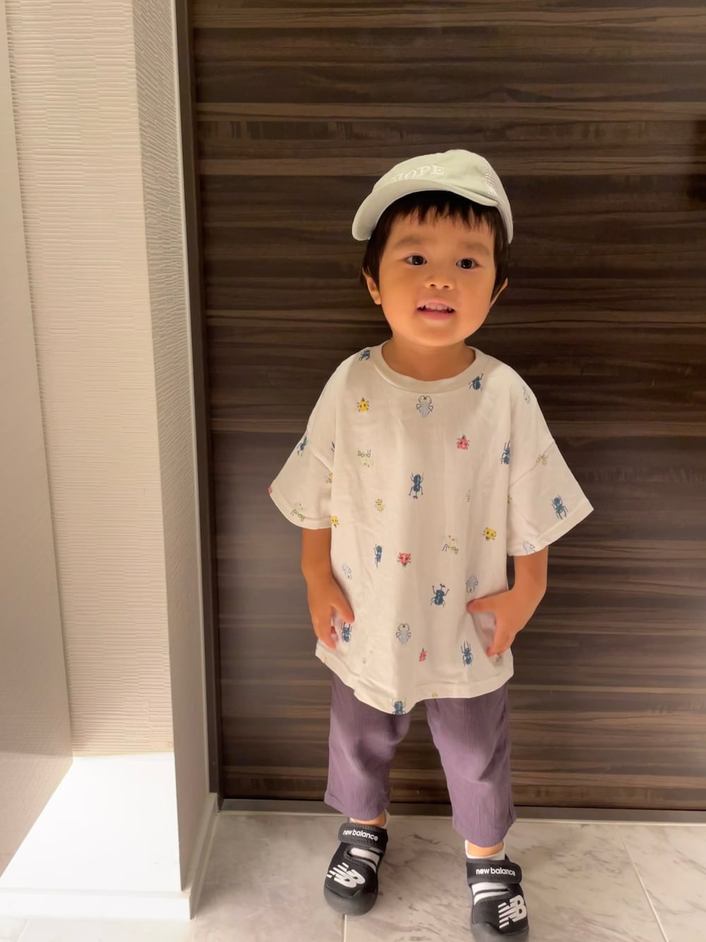 「真夏のアクティブスタイル、男の子、Tシャツ、ニューバランス、虫」｜「NEW BALANCEのCRUISER I（サンダル、ブラック系）」を使った、れいはるさん（キッズ・90cm）の夏コーディネートの1枚目の写真