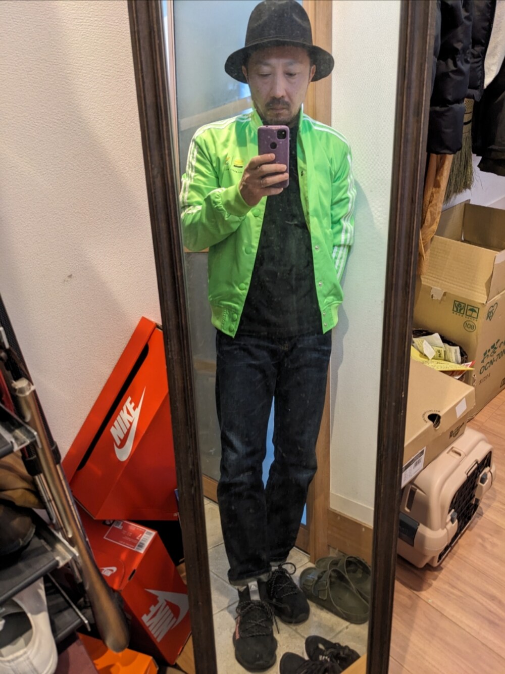 グリーン系のブルゾン、ブラック系のTシャツ/カットソー、ブルー系のデニムパンツを着用したメンズの秋コーディネートの1枚目の写真