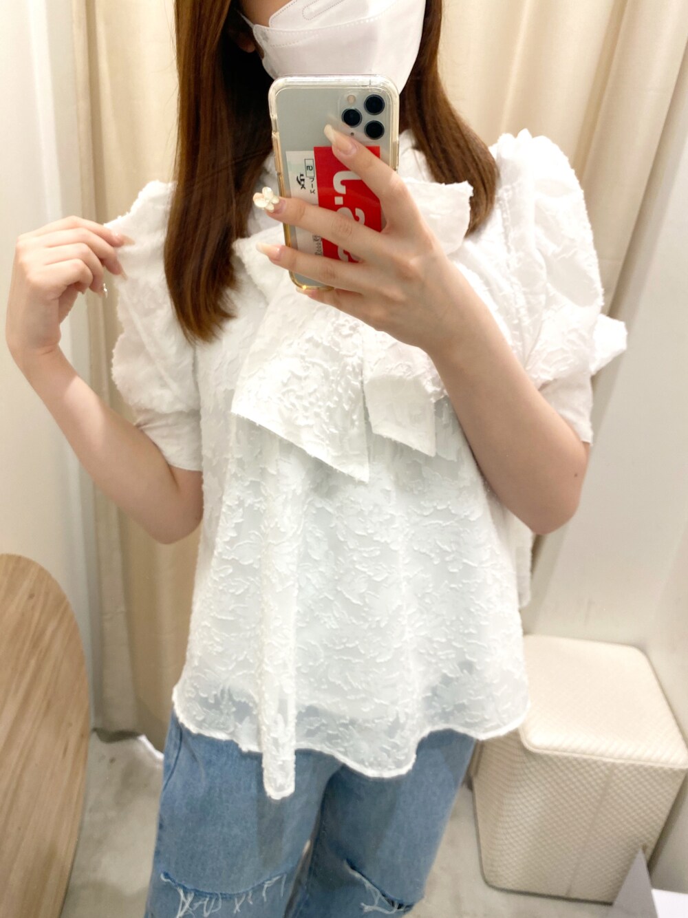 ホワイト系のシャツ/ブラウス、ブルー系のデニムパンツを着用したレディースの春コーディネートの1枚目の写真