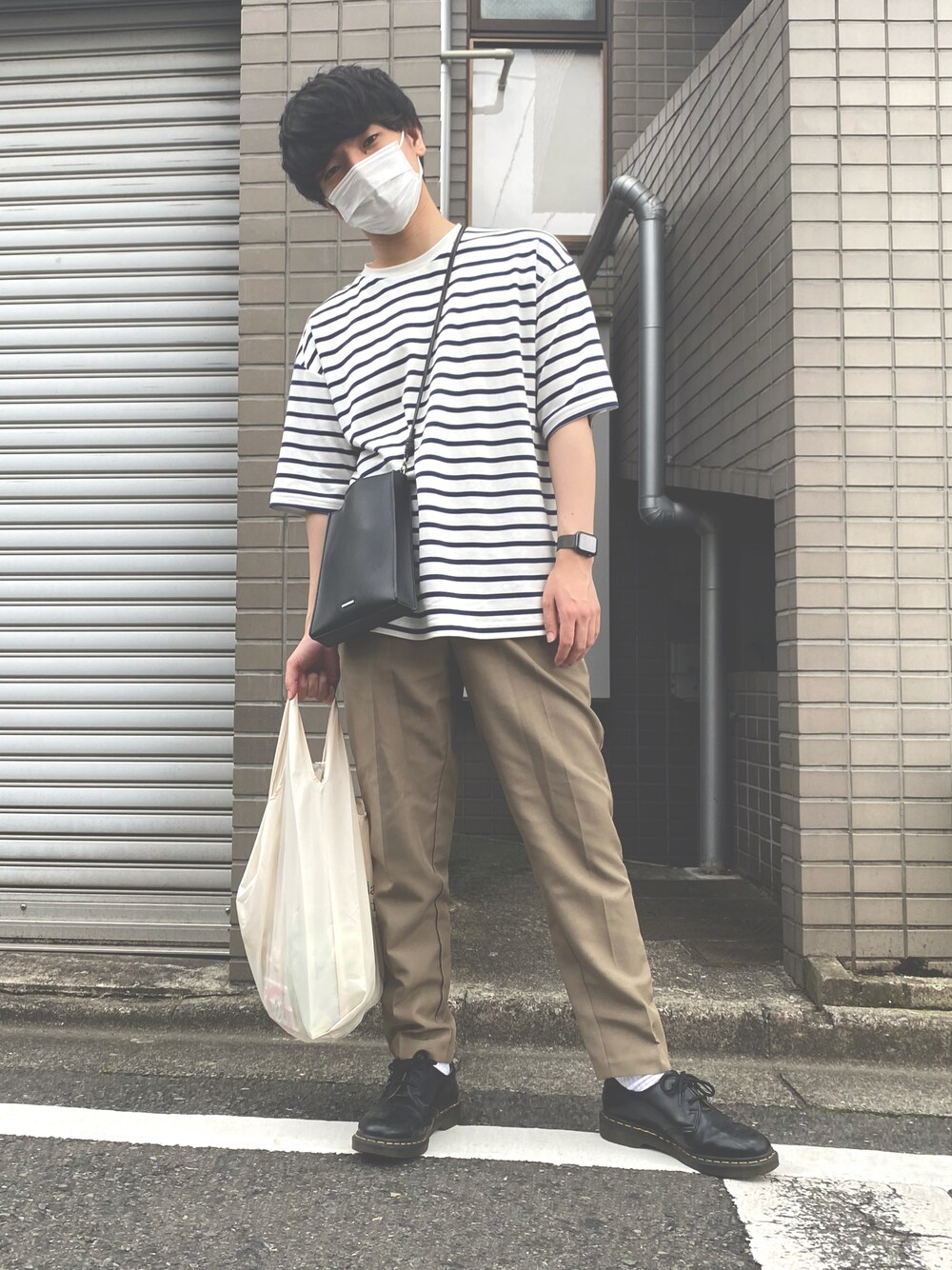 ブラック系のその他シューズ、グレー系のテーラードジャケット、ブラック系のショルダーバッグを着用したメンズの夏コーディネートの1枚目の写真