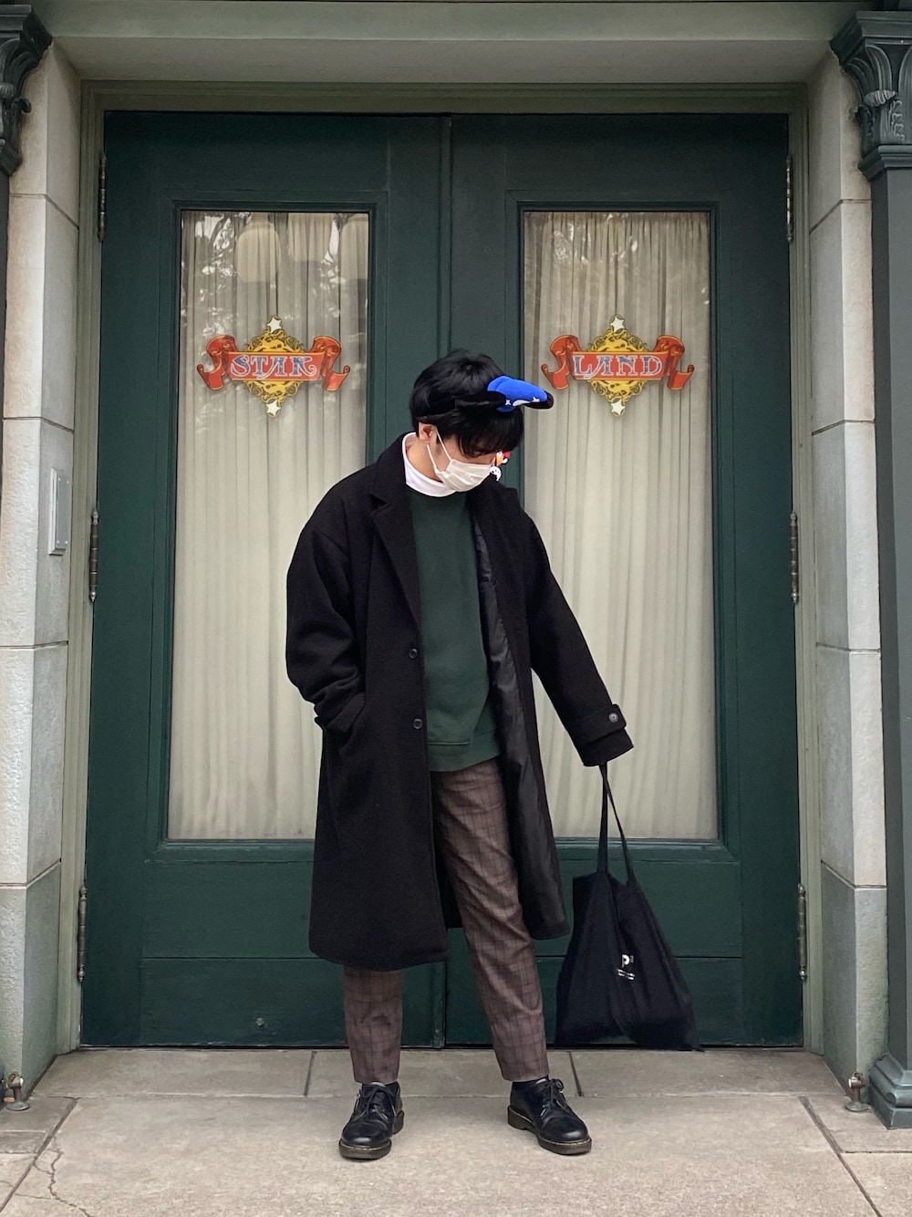 ブラック系のその他シューズ、ブラウン系のパンツ、ホワイト系のTシャツ/カットソーを着用したメンズの冬コーディネートの1枚目の写真