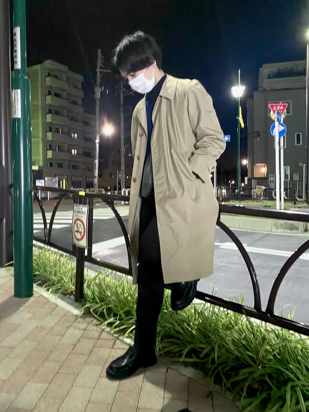 ブラック系のローファー、ブラック系のその他パンツ、ベージュ系のダウンジャケット/コートを着用したメンズの冬コーディネートの1枚目の写真