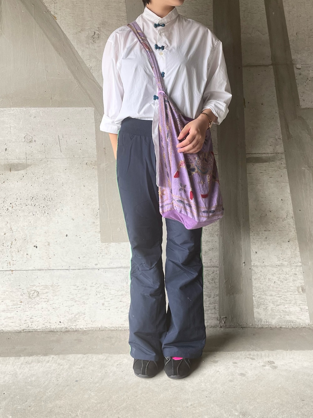 「秋服、カジュアルコーデ、ストライプ、チャイナシャツ、シャツスタイル、トラックパンツ、ハンドメイド、カラーコーデ、大学生、古着、古着MIX」｜「古着のアイテム（その他パンツ、ブルー系）」を使った、🦊ですさん（レディース・157cm）の秋コーディネートの1枚目の写真
