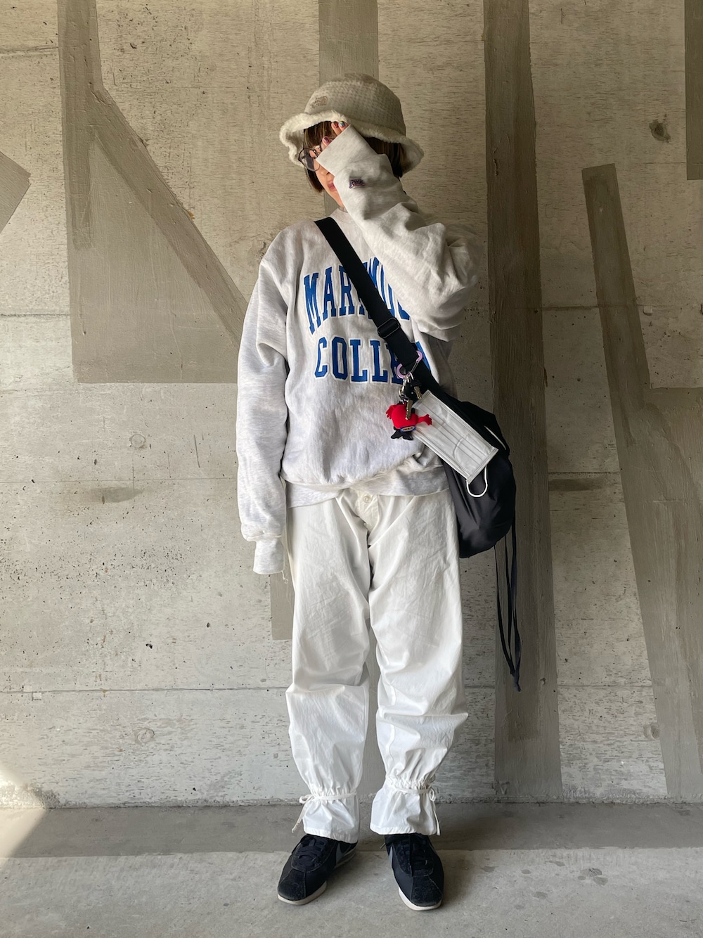 「WEARハロウィン2022、秋コーデ、カジュアル、きれいめカジュアル、スウェット、リバースウィーブ、フレアパンツ、コルテッツ、バケットハット、THE NORTH FACE、ショルダーバッグ、古着MIX、古着、大学生」｜「古着のアイテム（帽子、ホワイト系）」を使った、🦊ですさん（レディース・157cm）の秋コーディネートの1枚目の写真