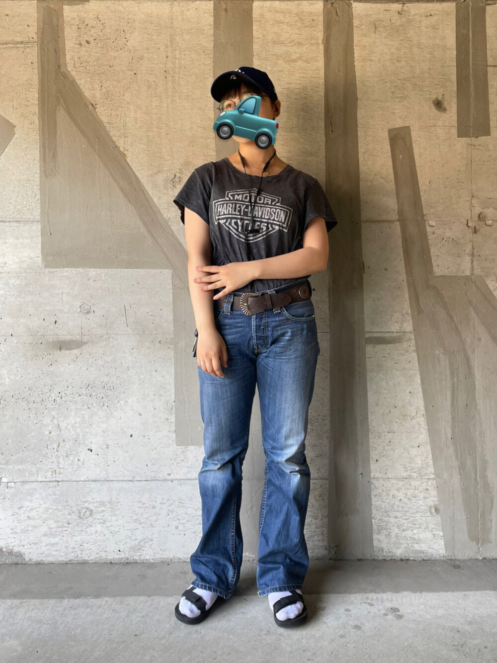 「休日コーデ、シンプルコーデ、カジュアル、HARLEY-DAVIDSON、フレアパンツ、フレアデニム、levi’s、スポーツサンダル、NEW ERA、キャップ、古着、古着MIX、大学生」｜「古着のアイテム（デニムパンツ、ブルー系）」を使った、🦊ですさん（レディース・157cm）の春コーディネートの1枚目の写真