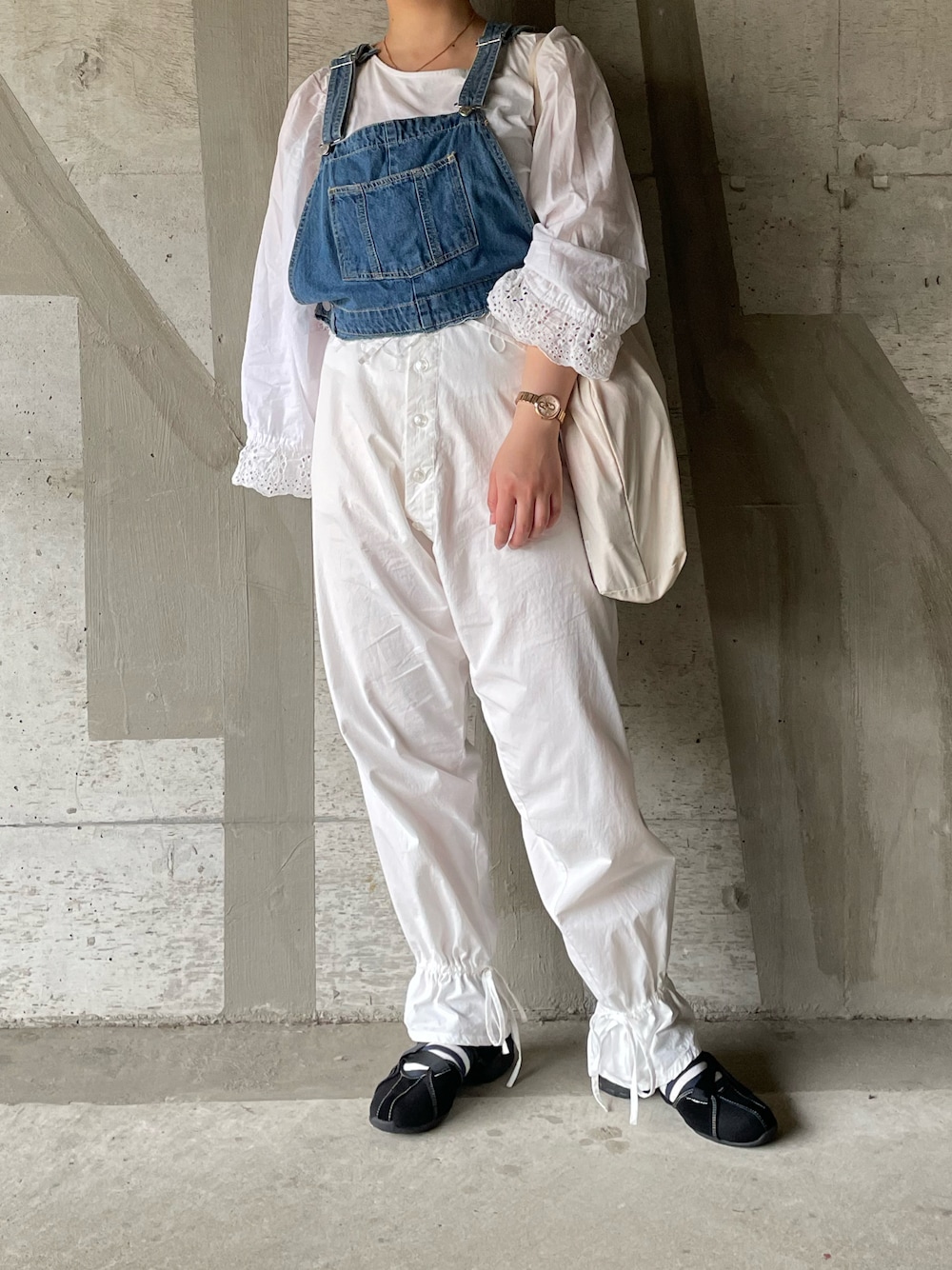 「オトナカジュアル、カジュアル、春夏コーデ、フラットシューズ、バレエシューズ、foundrymews、ブラウス、レース、デニム、デニムベスト、ホワイトコーデ、ハンドメイド、古着、古着MIX、大学生」｜「きつねメイドのアイテム（ベスト、ブルー系）」を使った、🦊ですさん（レディース・157cm）の春コーディネートの1枚目の写真