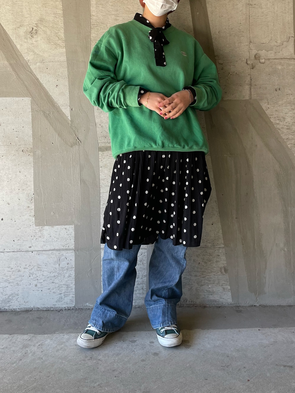 「春カラー、レイヤードスタイル、カジュアル、スウェット、ワンピース、ドットワンピ、スニーカー、converse、フレアパンツ、Levi's、カラーコーデ、古着、古着MIX、大学生」｜「古着のアイテム（スウェット、グリーン系）」を使った、🦊ですさん（レディース・157cm）の冬コーディネートの1枚目の写真