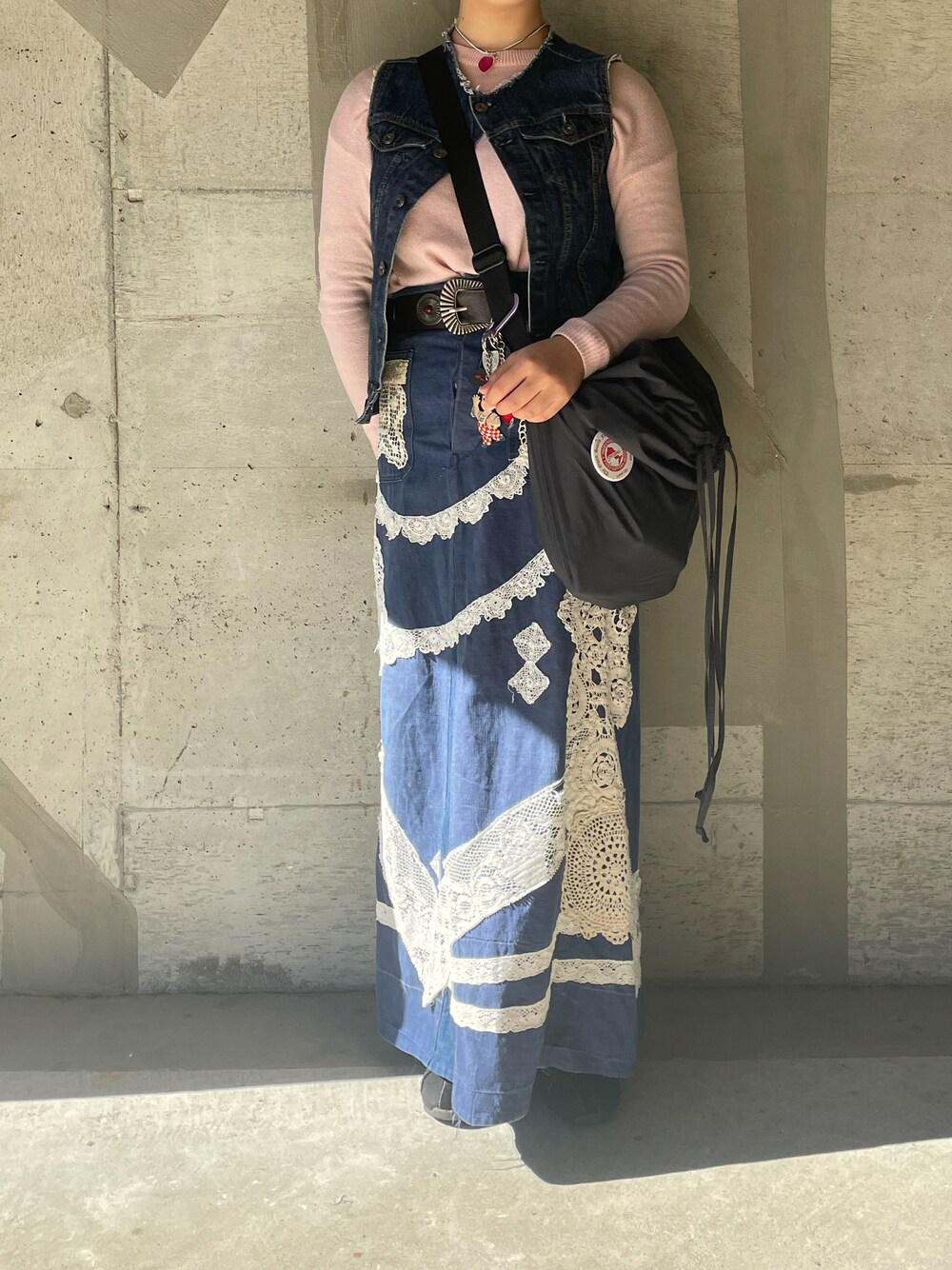 「秋服コーデ、ニット、セーター、ベスト、デニムベスト、デニムスカート、ロングスカート、パッチワーク、レース、デニムオンデニム、ショルダーバッグ、古着、古着MIX、大学生」｜「H&Mのアイテム（ニット/セーター、ピンク系）」を使った、🦊ですさん（レディース・157cm）の秋コーディネートの1枚目の写真