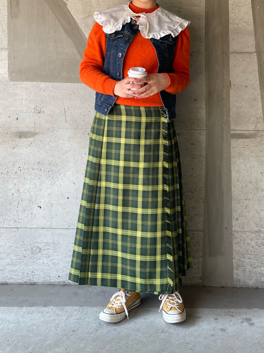 「春カラー、大人カジュアル、カジュアル、デニムベスト、つけ襟、ハンドメイド、マキシ丈ワンピース、巻きスカート、ラップスカート、プリーツスカート、ct70、カラーコーデ、古着、古着MIX、大学生」｜「BEAMS BOYのBEAMS BOY / チェック キルト スカート（スカート、グリーン系）」を使った、🦊ですさん（レディース・157cm）の春コーディネートの1枚目の写真
