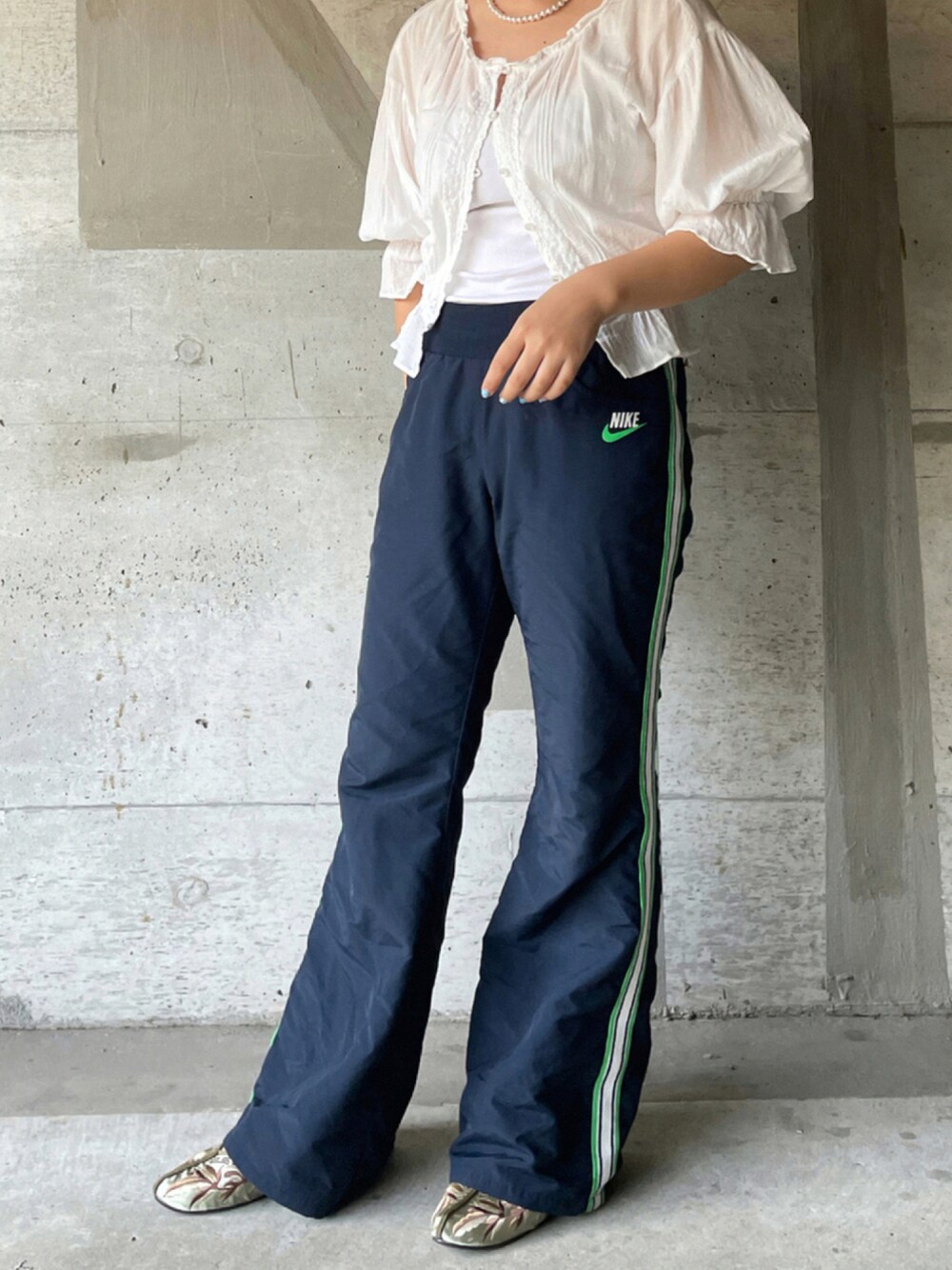 「古着、大学生、古着MIX、トラックパンツ、パールネックレス、パンツスタイル、古着コーデ、チャイナシューズ、秋コーデ、大学生コーデ」｜「w closetのレース切替ピンタックフリルブラウス（シャツ/ブラウス、ホワイト系）」を使った、🦊ですさん（レディース・157cm）の秋コーディネートの1枚目の写真