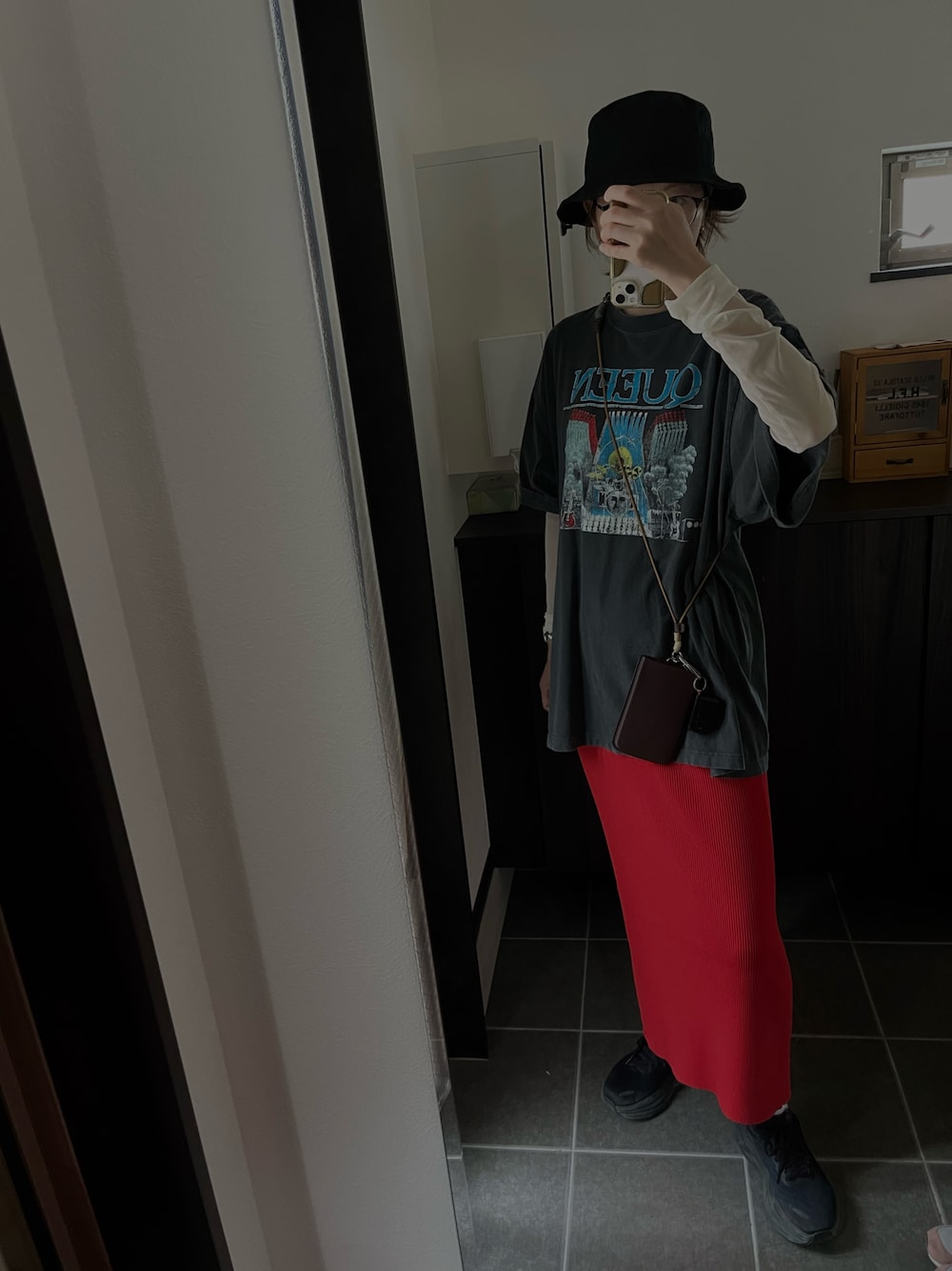 「AMERI、バンドT、バケットハット、スニーカー、ニットスカート、赤スカート、united arrows、searoomlynn、HOKA、ライブTシャツ」｜「NEW ERAのアイテム（ハット、ブラック系）」を使った、Tsunaさん（レディース・170cm）の春コーディネートの1枚目の写真