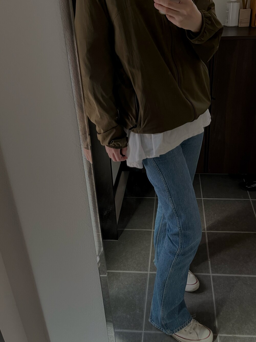 「THE NORTH FACE、ナイロンジャケット、holiday、デニム、スキニーデニム、高身長コーデ」｜「HOLIDAYのHIGH WAIST SKINNY FLARE DENIM PANTS ハイウエストスキニーフレアデニムパンツ［ロング丈］（デニムパンツ、ブルー系）」を使った、Tsunaさん（レディース・170cm）の春コーディネートの1枚目の写真