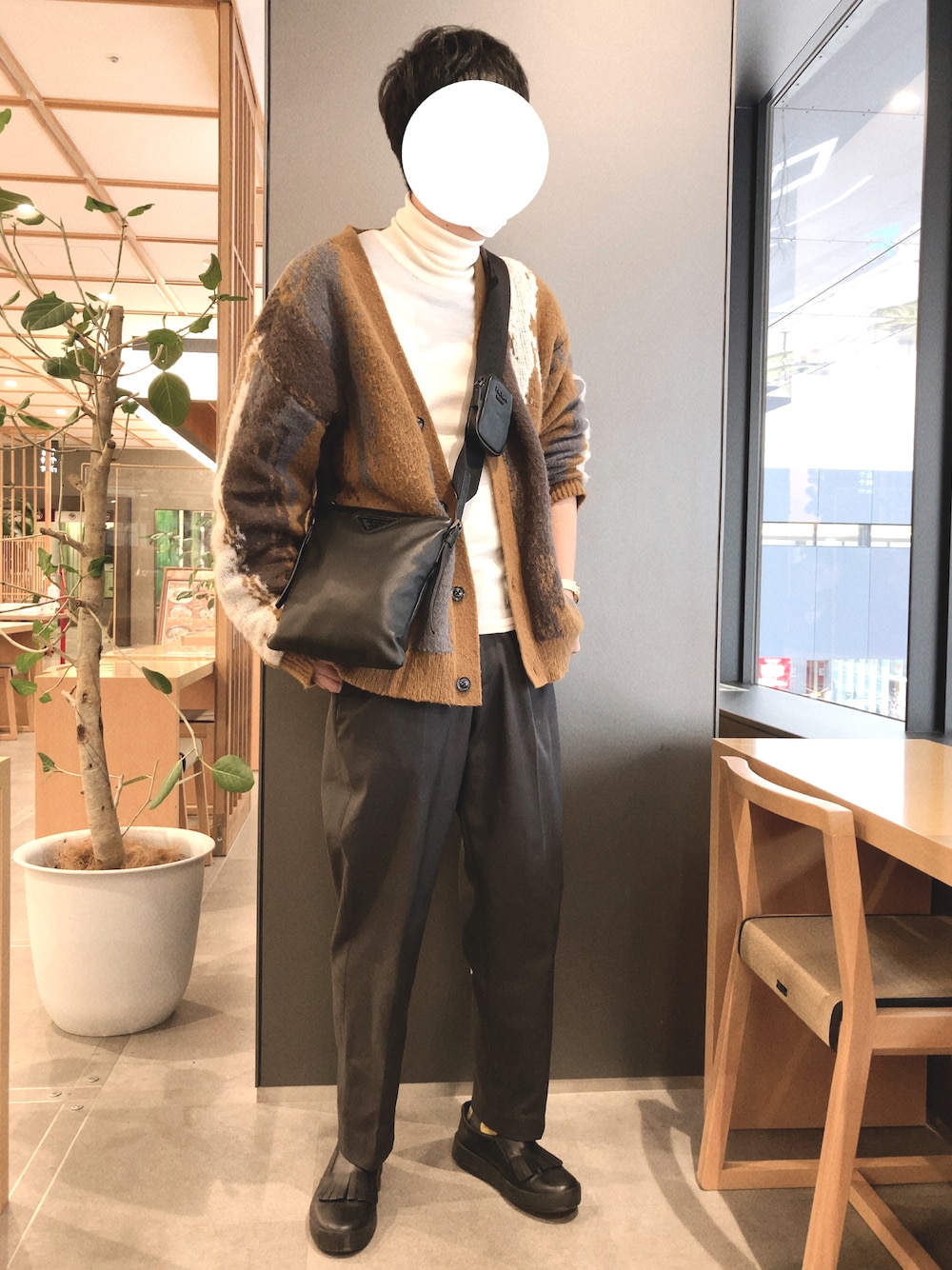 「スラックス、スリッポン、ラクチンコーデ、プチプラミックス、PRADA」｜「無印良品のアイテム（ニット/セーター、ホワイト系）」を使った、TOMiiiNさん（メンズ・176cm）の冬コーディネートの1枚目の写真