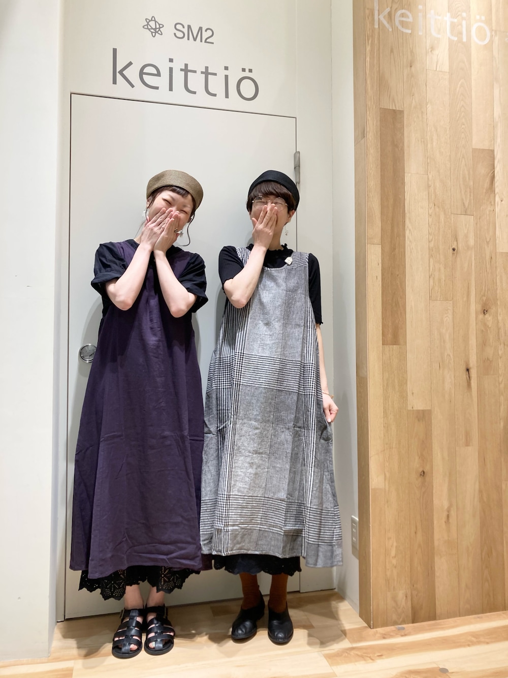 ブラック系のTシャツ/カットソー、ブラック系のその他パンツ、ブラック系のシャツ/ブラウスを着用したレディースの夏コーディネートの1枚目の写真