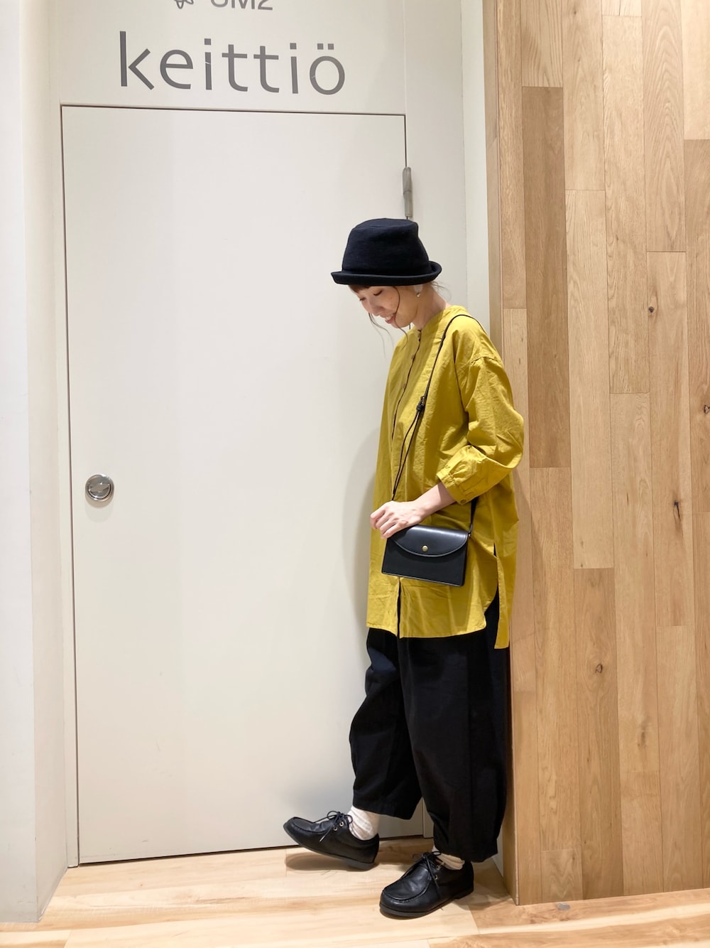 イエロー系のシャツ/ブラウス、ブラック系のショルダーバッグ、ブラック系のその他パンツを着用したレディースの夏コーディネートの1枚目の写真