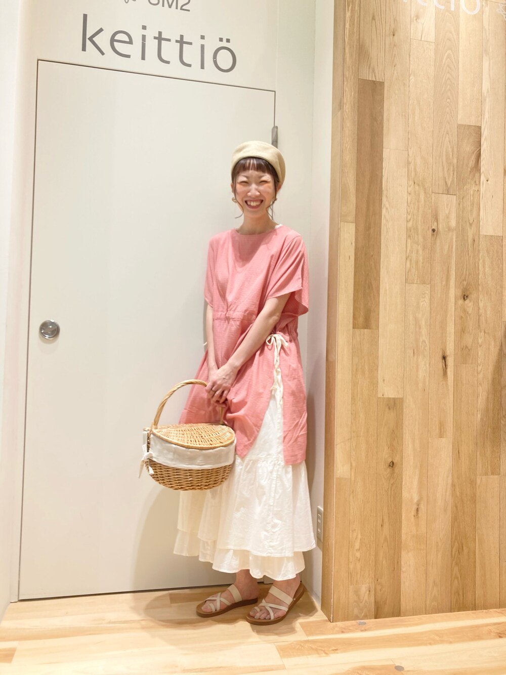 ホワイト系のTシャツ/カットソー、ピンク系のシャツ/ブラウス、ホワイト系のスカートを着用したレディースの夏コーディネートの1枚目の写真