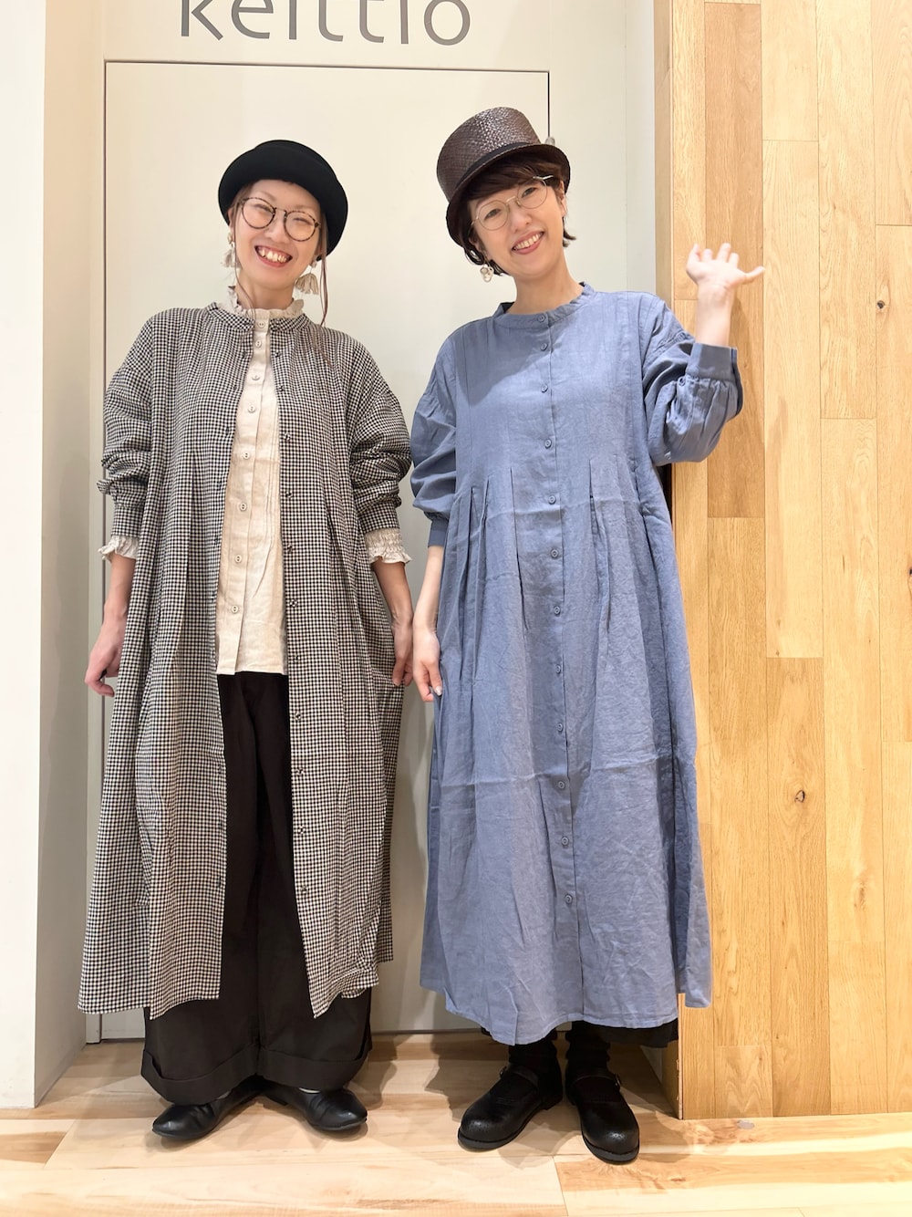 ブルー系のワンピース/ドレス、ブラック系のスカート、ブラック系のパンツを着用したレディースの秋コーディネートの1枚目の写真