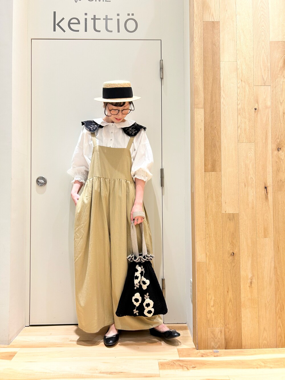 ホワイト系のシャツ/ブラウス、ベージュ系のその他パンツ、ブラック系のハンドバッグを着用したレディースの春コーディネートの1枚目の写真