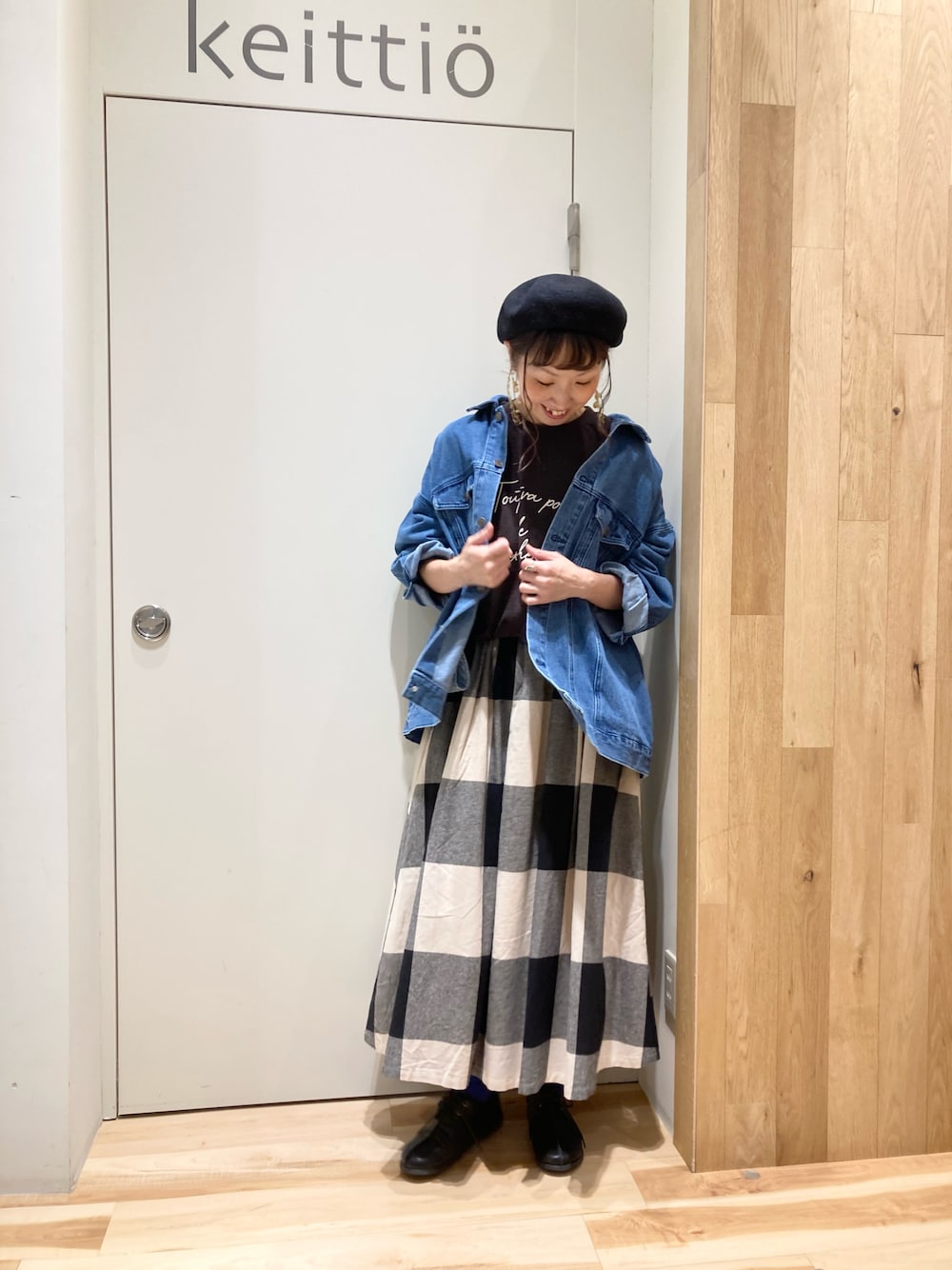 ブラウン系のTシャツ/カットソー、ブルー系のデニムジャケット、ブラック系のスカートを着用したレディースの夏コーディネートの1枚目の写真