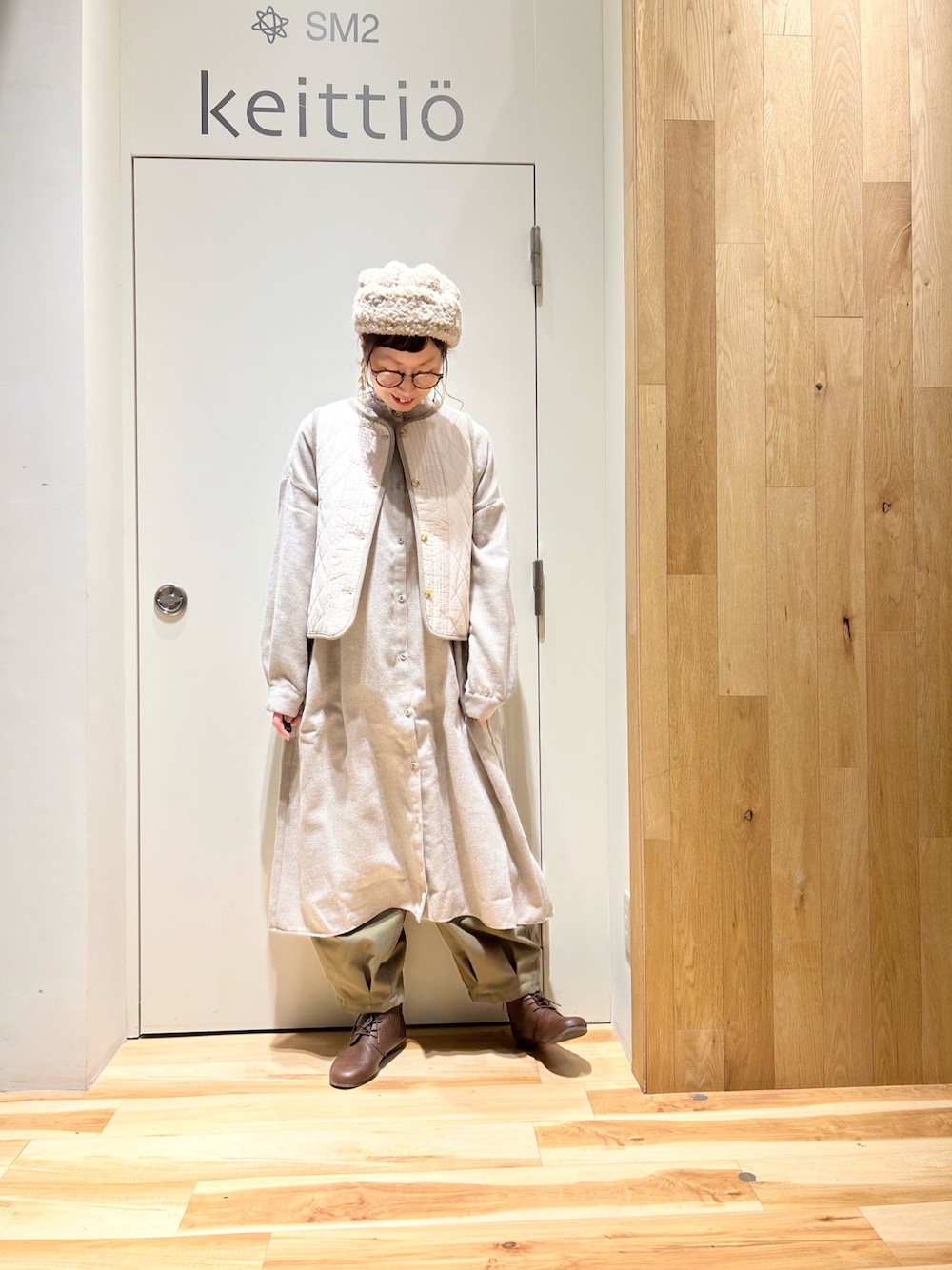 ホワイト系のシャツ/ブラウス、ホワイト系のベスト、ベージュ系のワンピースを着用したレディースの冬コーディネートの1枚目の写真