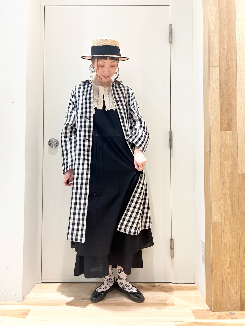 ブラック系のその他アウター、ブラック系のワンピース、ブラック系のスカートを着用したレディースの春コーディネートの1枚目の写真