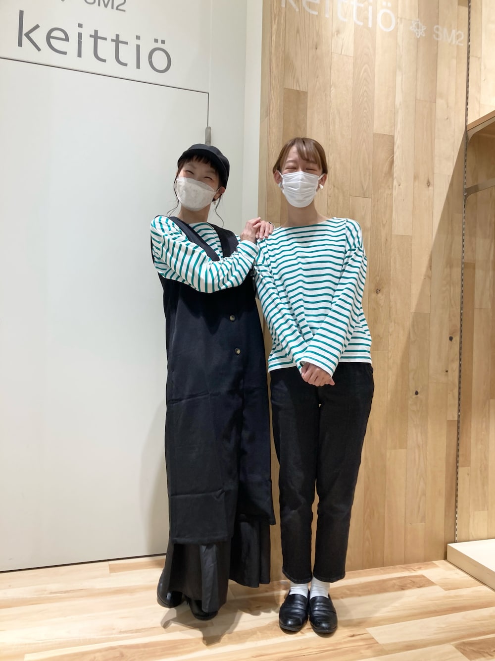 グリーン系のTシャツ/カットソー、ブラック系のデニムパンツ、ブラック系のローファーを着用したレディースの秋コーディネートの1枚目の写真