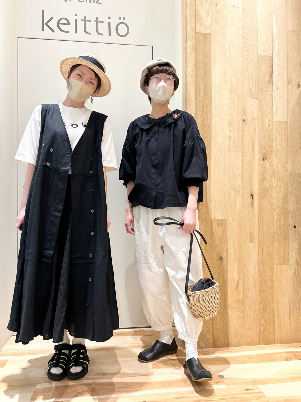 ブラック系のシャツ/ブラウス、ホワイト系のその他パンツ、ブラック系のハンドバッグを着用したレディースの春コーディネートの1枚目の写真