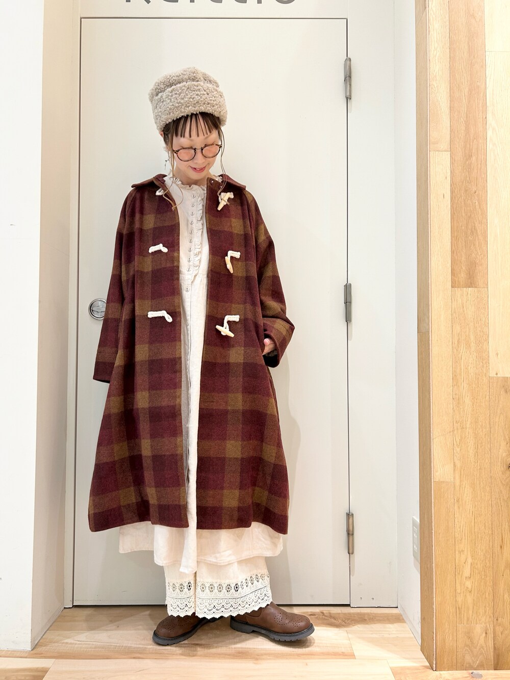 レッド系のその他アウター、ホワイト系のワンピース、ホワイト系のその他パンツを着用したレディースの秋コーディネートの1枚目の写真