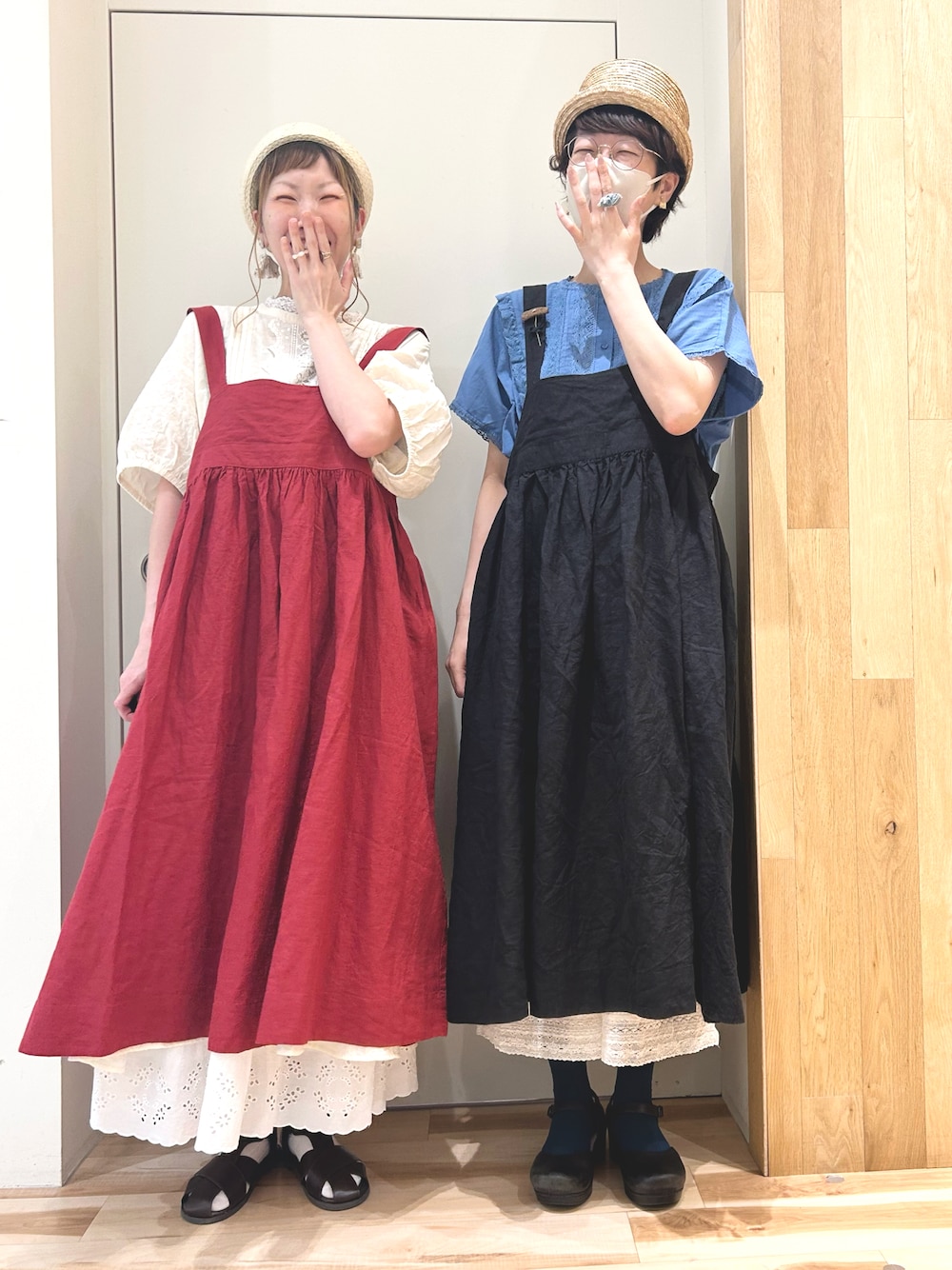 ブラック系のワンピース、ブルー系のシャツ/ブラウス、ホワイト系のワンピース/ドレスを着用したレディースの夏コーディネートの1枚目の写真