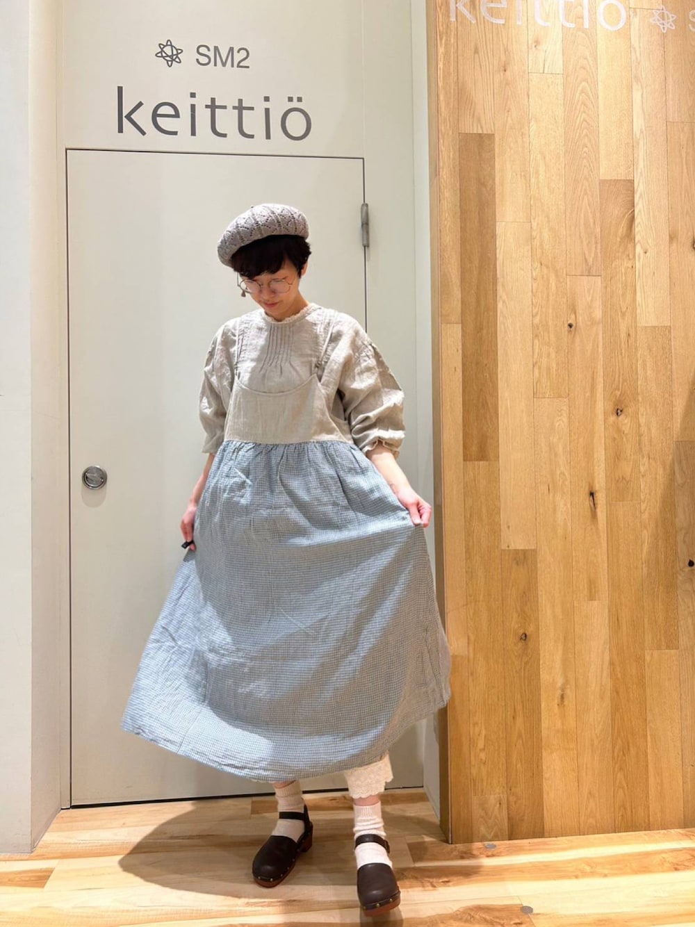 ベージュ系のシャツ/ブラウス、グリーン系のワンピース/ドレス、ベージュ系のパンツを着用したレディースの冬コーディネートの1枚目の写真