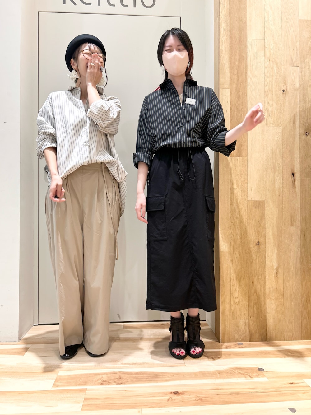 ホワイト系のシャツ/ブラウス、ホワイト系のTシャツ/カットソー、ベージュ系のその他パンツを着用したレディースの秋コーディネートの1枚目の写真