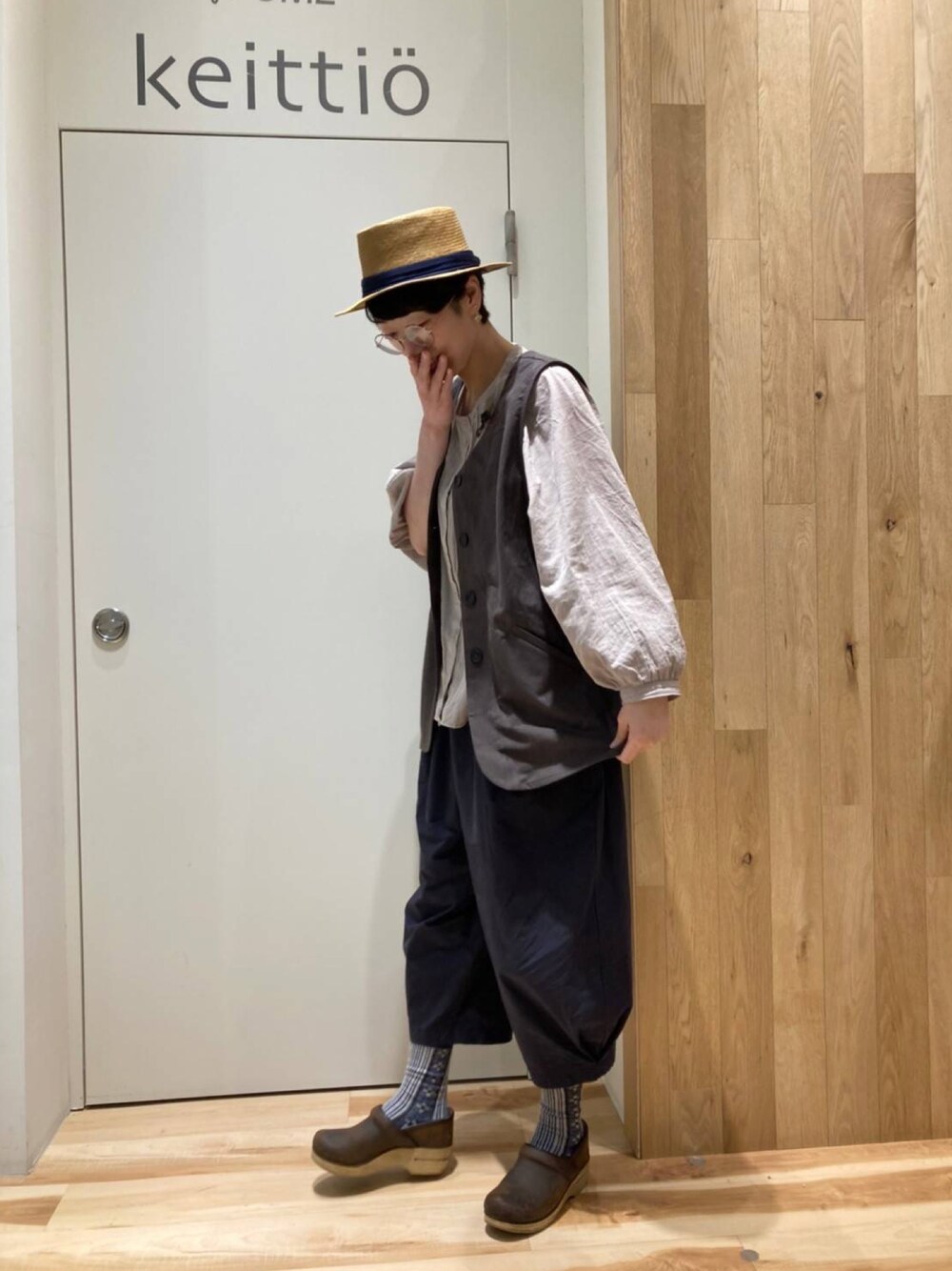 ベージュ系のシャツ/ブラウス、グレー系のその他パンツ、グレー系のベストを着用したレディースの春コーディネートの1枚目の写真