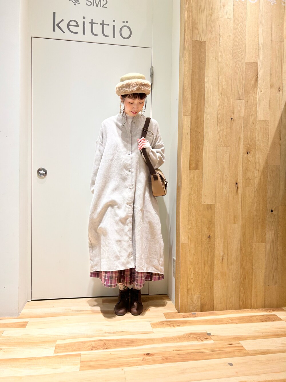 ホワイト系のシャツ/ブラウス、ベージュ系のショルダーバッグ、ベージュ系のワンピースを着用したレディースの秋コーディネートの1枚目の写真