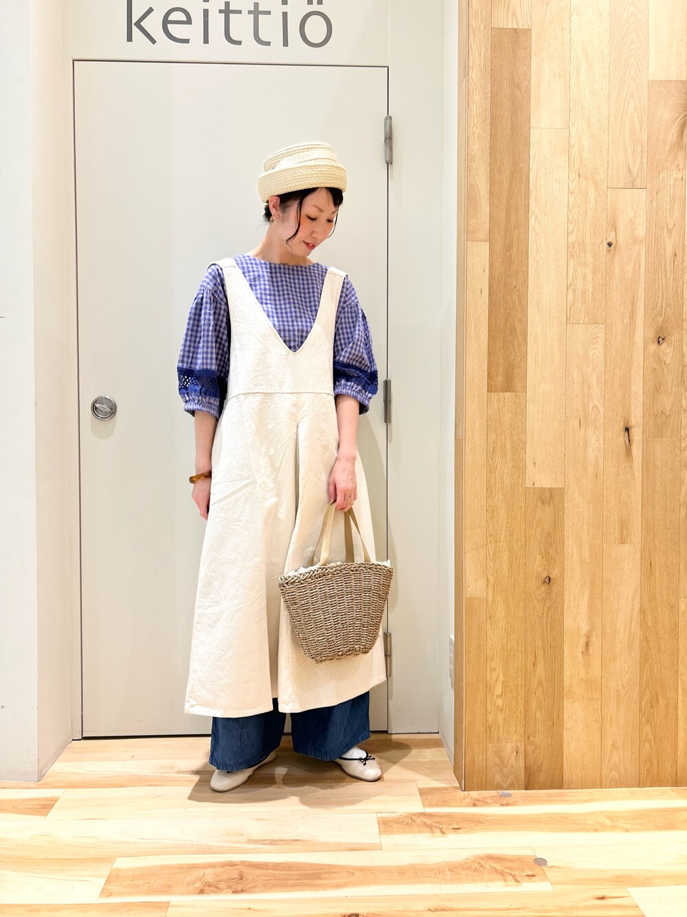 パープル系のシャツ/ブラウス、ホワイト系のワンピース、ベージュ系のハンドバッグを着用したレディースの春コーディネートの1枚目の写真