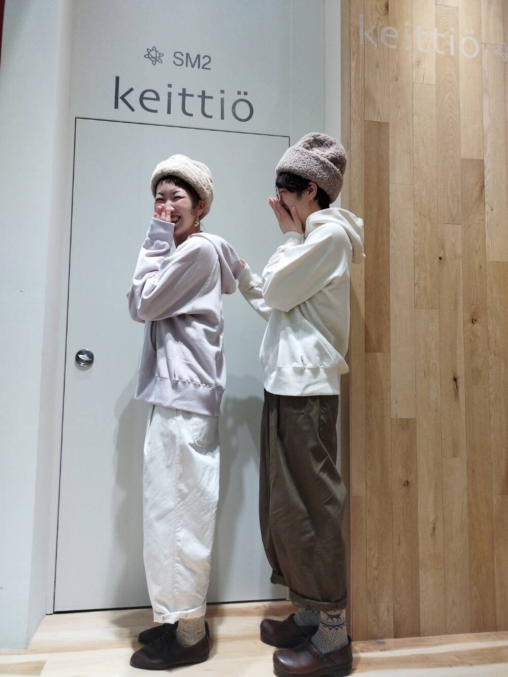 ホワイト系のその他パンツ、ホワイト系のパーカー、ベージュ系のニットキャップ/ビーニーを着用したレディースの冬コーディネートの1枚目の写真