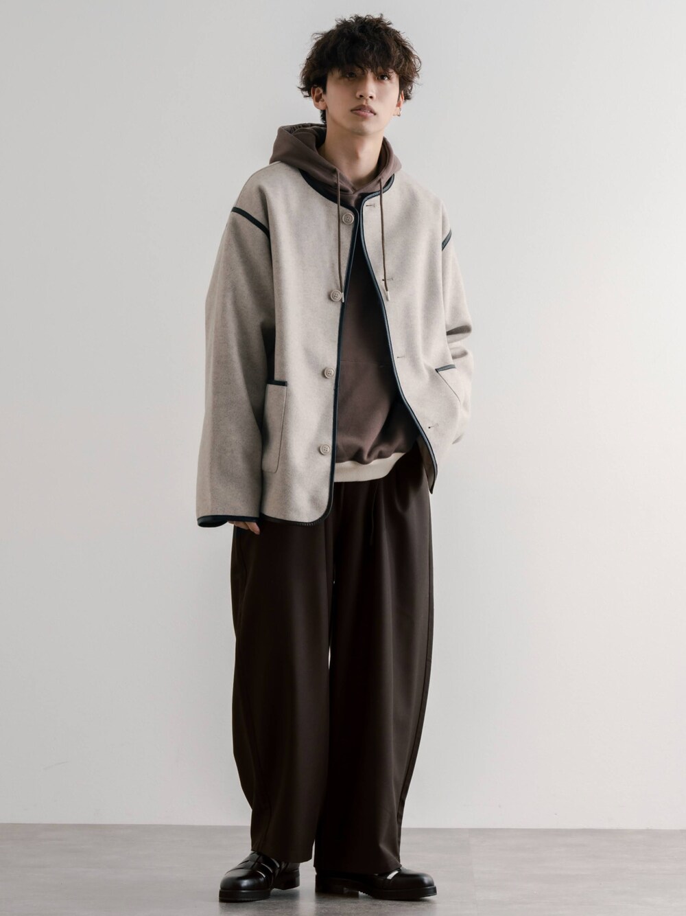 「休日コーデ、プチプラ、秋服準備はじめました、革靴、レイヤードスタイル、ベージュ、厚底シューズ、ビッグシルエット、きれいめカジュアル、秋コーデ、パーカー、ノーカラージャケット、秋冬コーデ、ワイドパンツ、ブラウン」｜「epnokのアイテム（パーカー、ブラウン系）」を使った、Ryotaさん（メンズ・176cm）の秋コーディネートの1枚目の写真