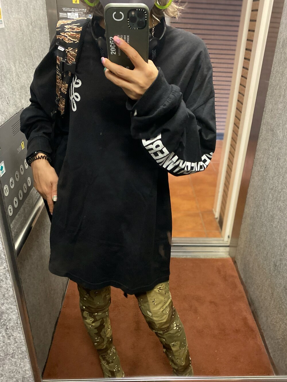 「カジュアルコーデ、シンプル、オトナカジュアル、ビッグシルエット、大人女子、私の推しブランド、メンズライク、ワントーンコーデ、ストリート、アラフィフ、ニーハイブーツ、アメリカ、LA」｜「hotlodlaのアイテム（Tシャツ/カットソー、ブラック系）」を使った、woojaさん（レディース・160cm）の冬コーディネートの1枚目の写真
