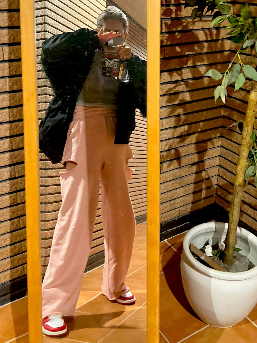「カジュアルコーデ、楽チンコーデ、低身長コーデ、ワイドパンツ、ゆったりコーデ、春カラー、ピンク、カジュアルガーリー、カラーパンツ、スウェットパンツ」｜「FIG&VIPERのアイテム（スウェットパンツ、ピンク系）」を使った、woojaさん（レディース・160cm）の春コーディネートの1枚目の写真