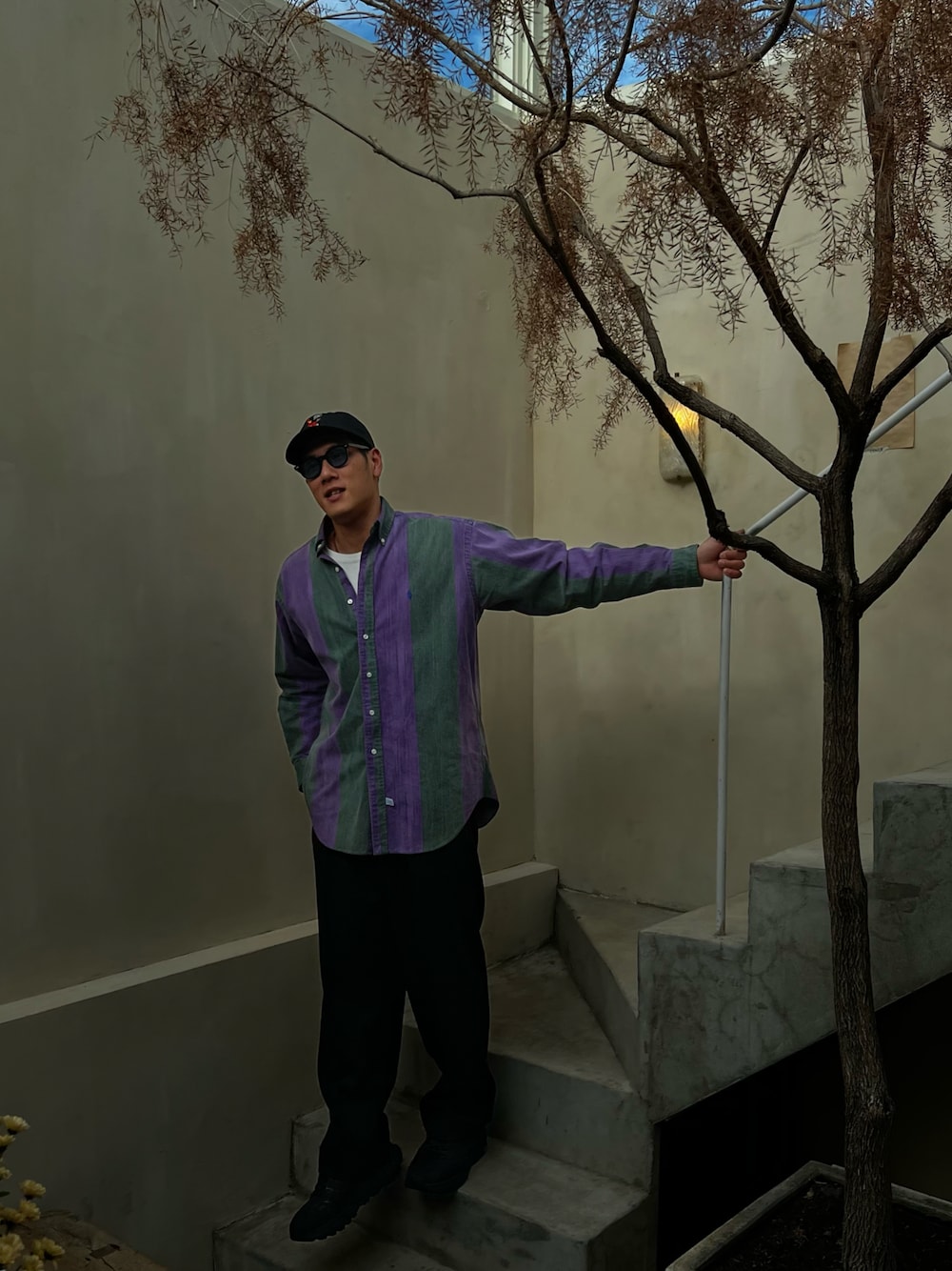 その他のシャツ/ブラウス、イエロー系のその他シューズを着用したメンズの秋コーディネートの1枚目の写真