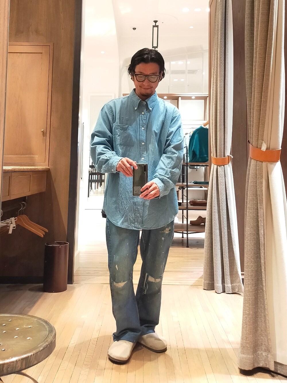 「シャツスタイル、古着、BROOKS BROTHERS、スウエットパンツ、転写プリント、TALKING ABOUT THE ABSTRACTION、サンダル、birkenstock、boston、オトナカジュアル、シンプル、ootd、ブルー、ワントーンコーデ、秋のコーデ」｜「BROOKS BROTHERSのアイテム（シャツ/ブラウス、ブルー系）」を使った、D.nakamuraさん（メンズ・170cm）の秋コーディネートの1枚目の写真