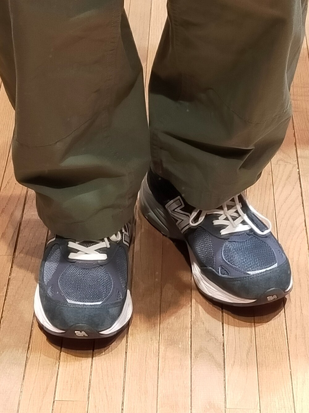 ブルー系のスウェット、グリーン系のカーゴパンツ、ブルー系のスニーカーを着用したメンズの冬コーディネートの3枚目の写真
