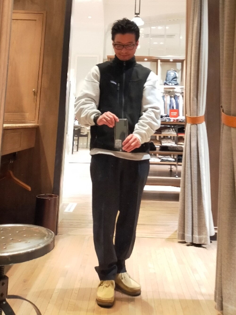 「ベスト、patagonia、シンチラ、スウェット、オーバーサイズ、BEAUTY&YOUTH UNITED ARROWS、スラックス、テーパードパンツ、H BEAUTY&YOUTH、ワラビーブーツ、clarks、オトナカジュアル、シンプル、ootd、レイヤードスタイル」｜「patagoniaのアイテム（ベスト、ブラック系）」を使った、D.nakamuraさん（メンズ・170cm）の冬コーディネートの1枚目の写真