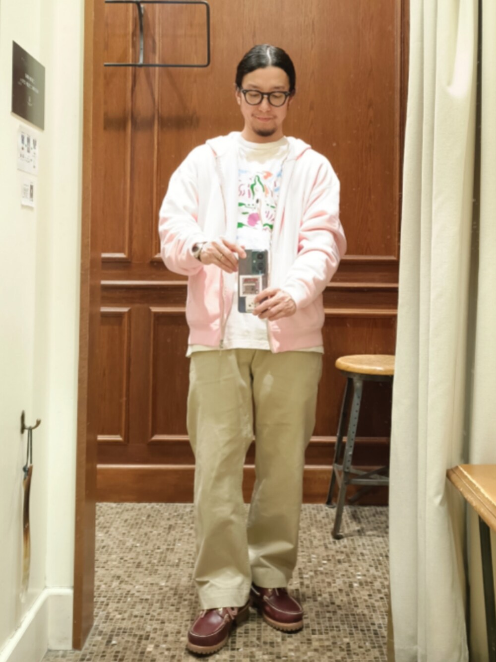 「ジップパーカー、BEAUTY&YOUTH UNITED ARROWS、アートTシャツ、carnebollente、チノパン、3eyeclassiclug、Timberland、ピンク、オフホワイト、ベージュ、ブラウン、大人カジュアル、シンプル、ootd」｜「Carne Bollenteのアイテム（Tシャツ/カットソー、ホワイト系）」を使った、D.nakamuraさん（メンズ・167cm）の春コーディネートの1枚目の写真