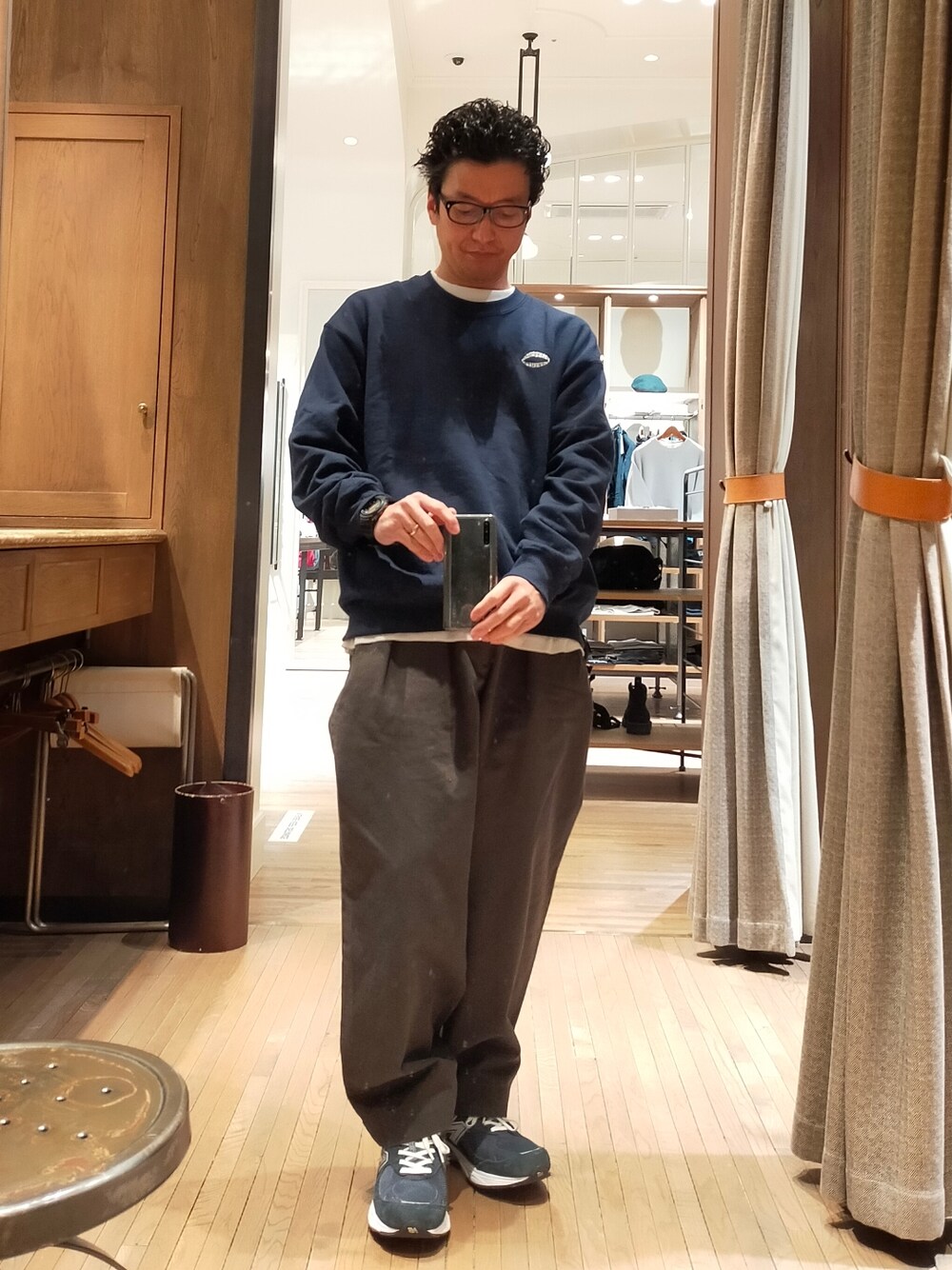 「スウェット、california general store、チノパン、ワイドシルエット、ワイドテーパードパンツ、BEAUTY&YOUTH UNITED ARROWS、スニーカー、New Balance、990v3、オトナカジュアル、シンプル、ootd、春コーデ、アメカジ」｜「California General Storeの＜AMSTERDAM WETSUITS（アムステルダム ウェットスーツ）＞ LOGO SWEAT/スウェット（スウェット、ブルー系）」を使った、D.nakamuraさん（メンズ・170cm）の冬コーディネートの1枚目の写真