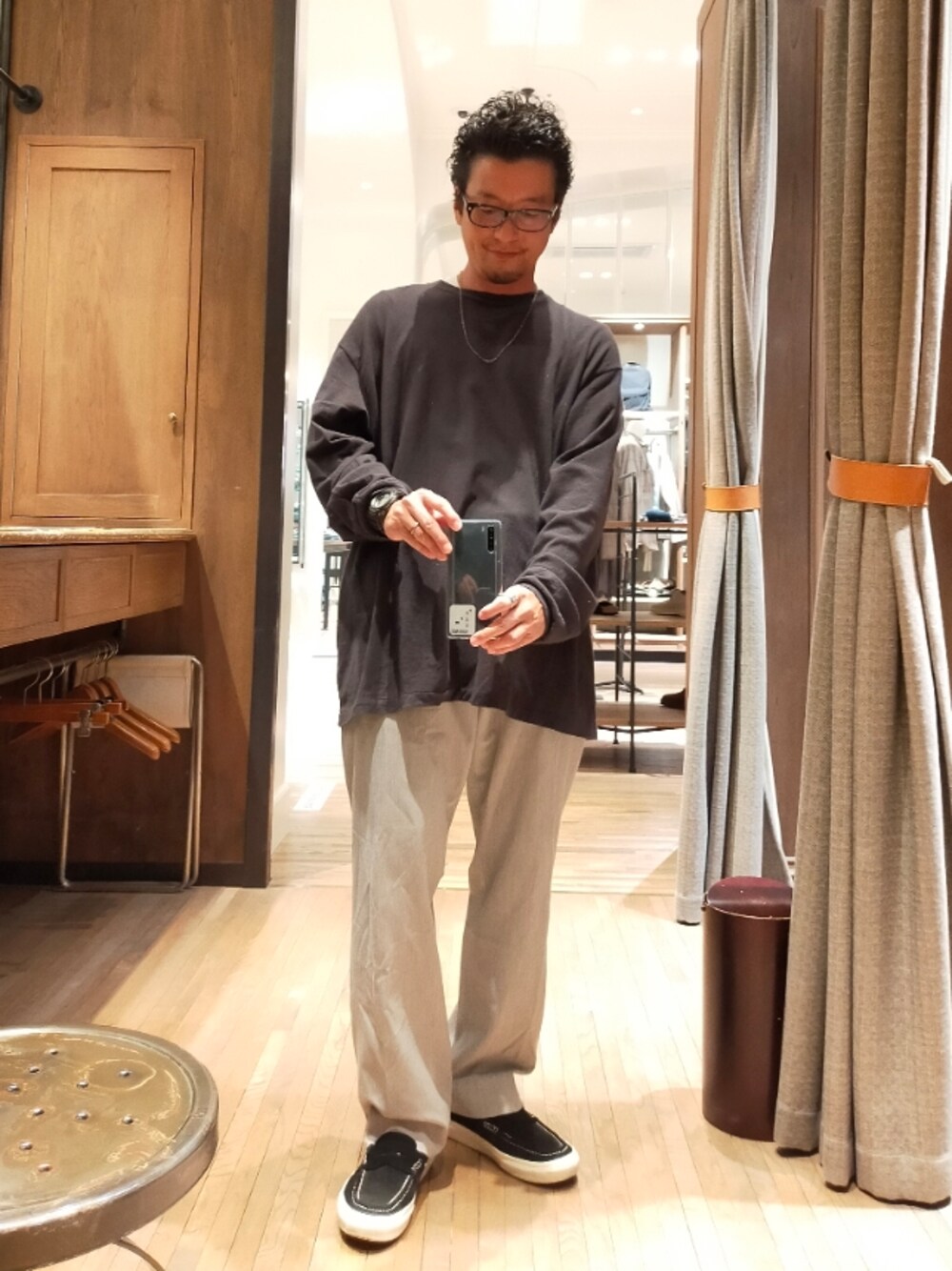 「ロンT、オーバーサイズ、yaeca  park、ネックレス、Chrome Hearts、クロムハーツ、スラックス、yaeca contempo、スニーカー、VANS、ローファー、スリッポン、モノトーンコーデ、秋」｜「yaeca parkのアイテム（Tシャツ/カットソー、グレー系）」を使った、D.nakamuraさん（メンズ・170cm）の秋コーディネートの1枚目の写真