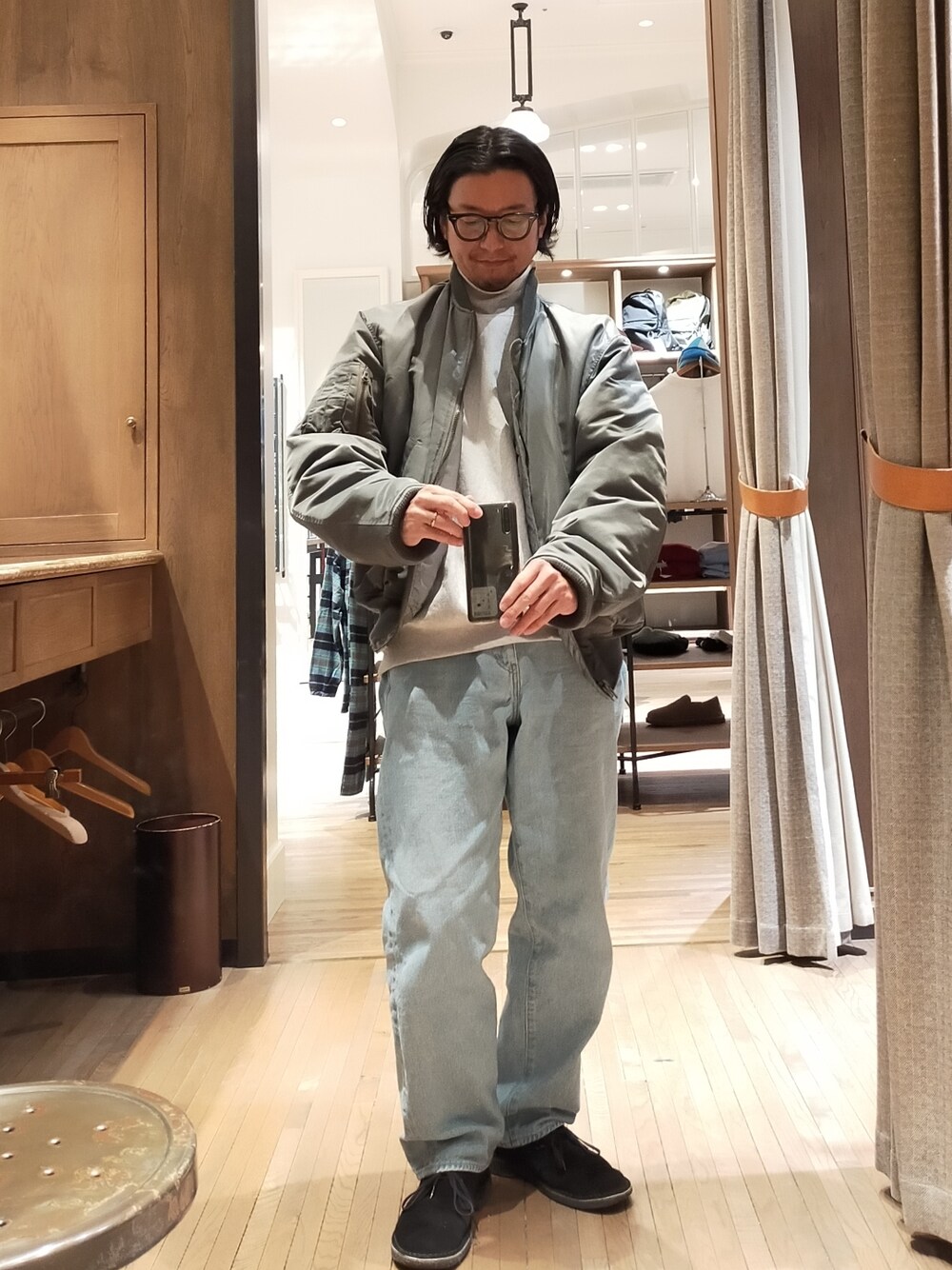 「MA-1、UNUSED、モックネック、スウエット、BEAUTY&YOUTH UNITED ARROWS、デニム、YAECA、デザートブーツ、clarks、オトナカジュアル、シンプル、ootd、冬コーデ、カジュアルコーデ、オーバーサイズ」｜「BEAUTY&YOUTH UNITED ARROWSのバルーン タートル スウェット（スウェット、グレー系）」を使った、D.nakamuraさん（メンズ・170cm）の冬コーディネートの1枚目の写真
