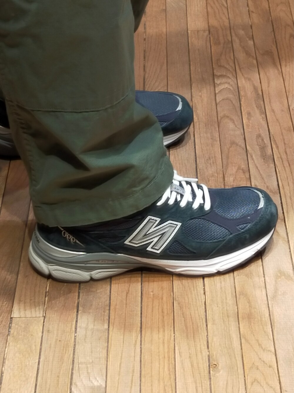 ブルー系のスウェット、グリーン系のカーゴパンツ、ブルー系のスニーカーを着用したメンズの冬コーディネートの4枚目の写真