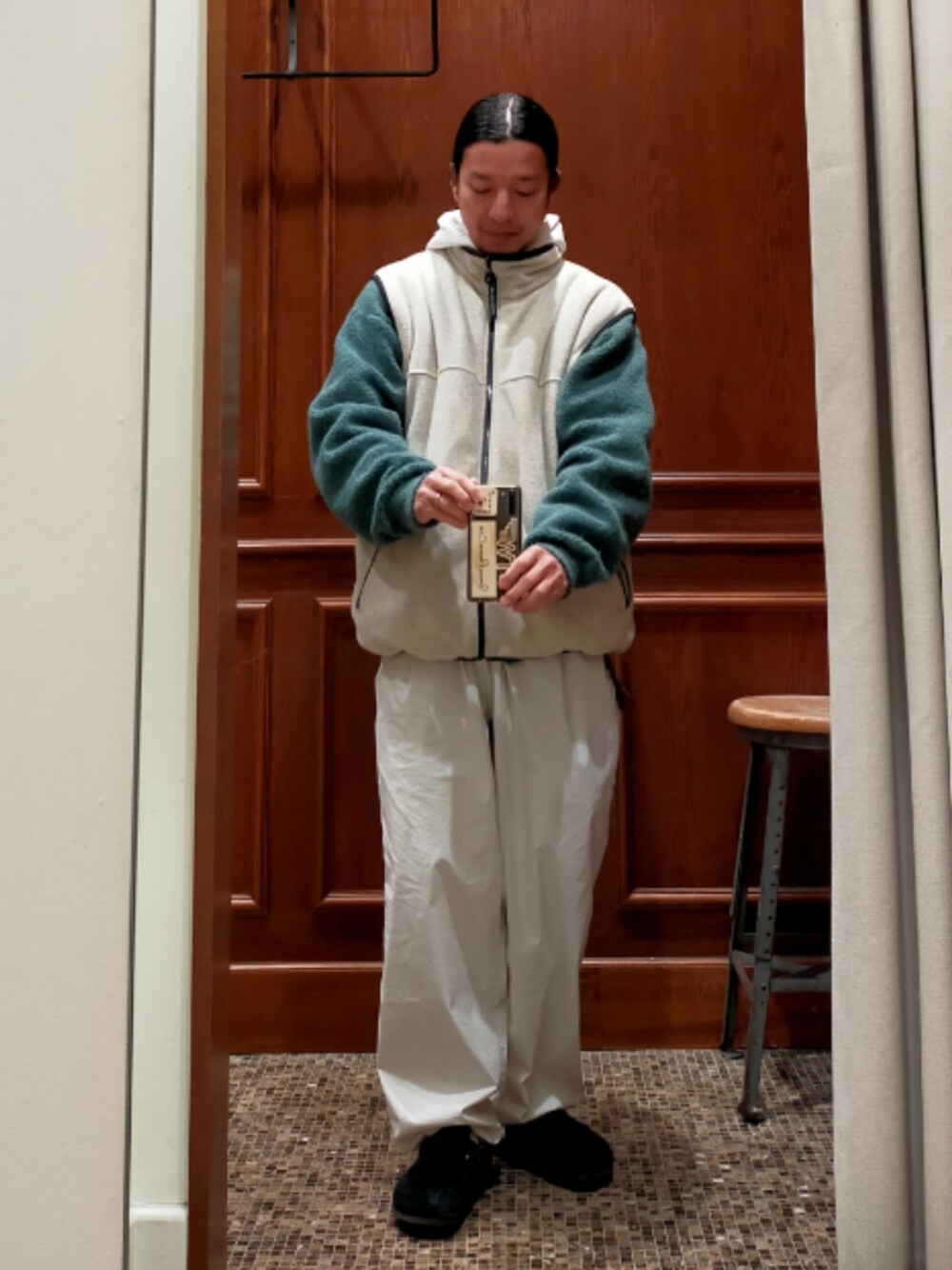 「ベスト、tri mountain、カーディガン、koti Beauty&Youth、パーカー、DINAGADIA、クライミングパンツ、stonemaster、サンダル、birkenstock、大人カジュアル、シンプル、ootd、アウトドアスタイル、冬コーデ」｜「koti BEAUTY&YOUTHのアイテム（ベスト、ホワイト系）」を使った、D.nakamuraさん（メンズ・167cm）の冬コーディネートの1枚目の写真