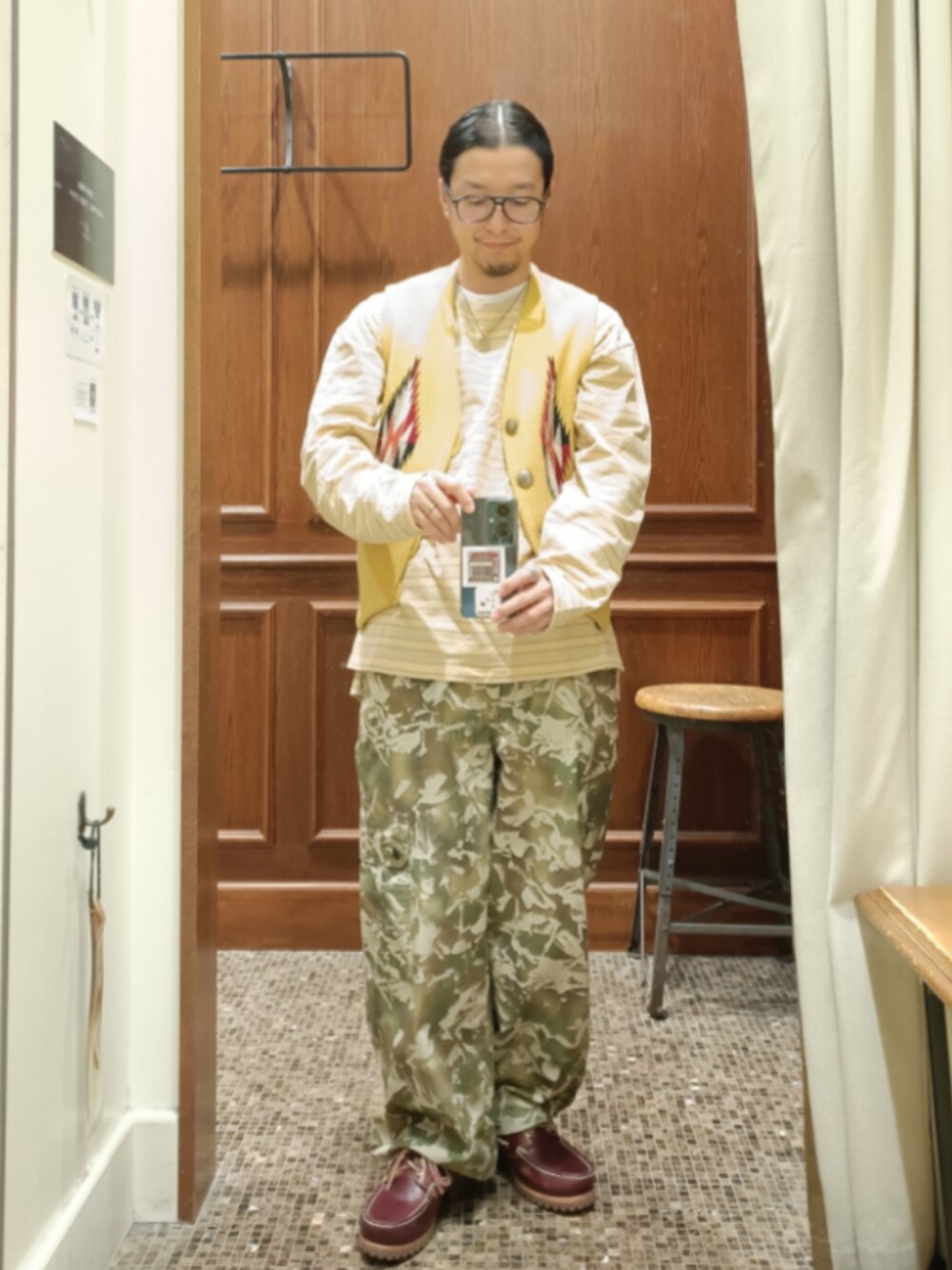 「ベスト、ORTEGA、ボーダーTシャツ、YSTRDY's TMRRW、カモフラカーゴ、carnebollente、3eyeclassiclug、Timberland、大人カジュアル、シンプルコーデ、ootd、イエロー、ベージュ、カモフラ、ブラウン」｜「YSTRDY's TMRRWのYSTRDY'S TMRRW/イエスタデイズトゥモロー BAGGY TEE LS COTTON 24/1 BORDER JERSEY/バギー Tシャツ ロング スリーブ（Tシャツ/カットソー、ベージュ系）」を使った、D.nakamuraさん（メンズ・167cm）の春コーディネートの1枚目の写真
